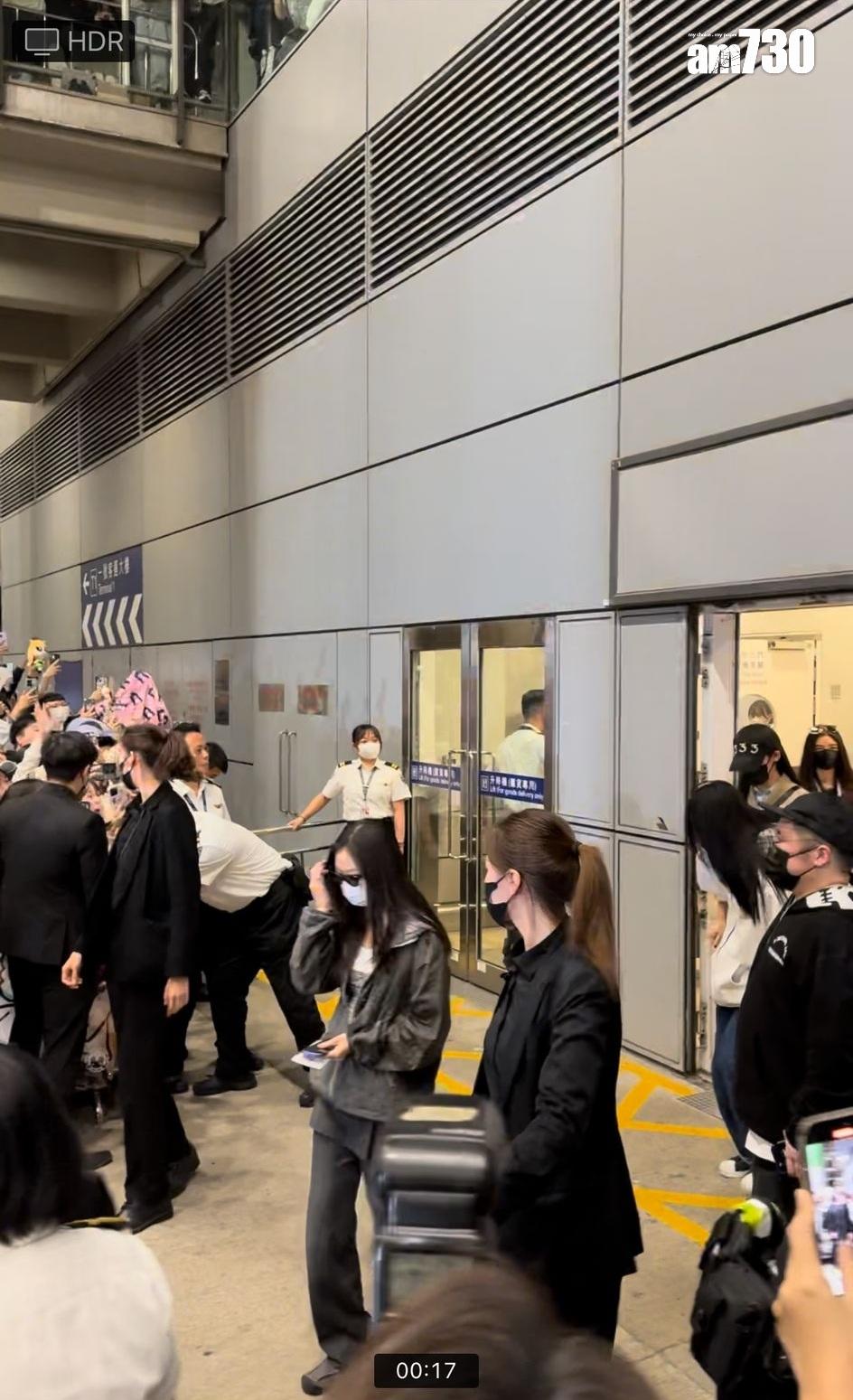 NJZ步出特別通道閘口一刻。(娛樂組攝)