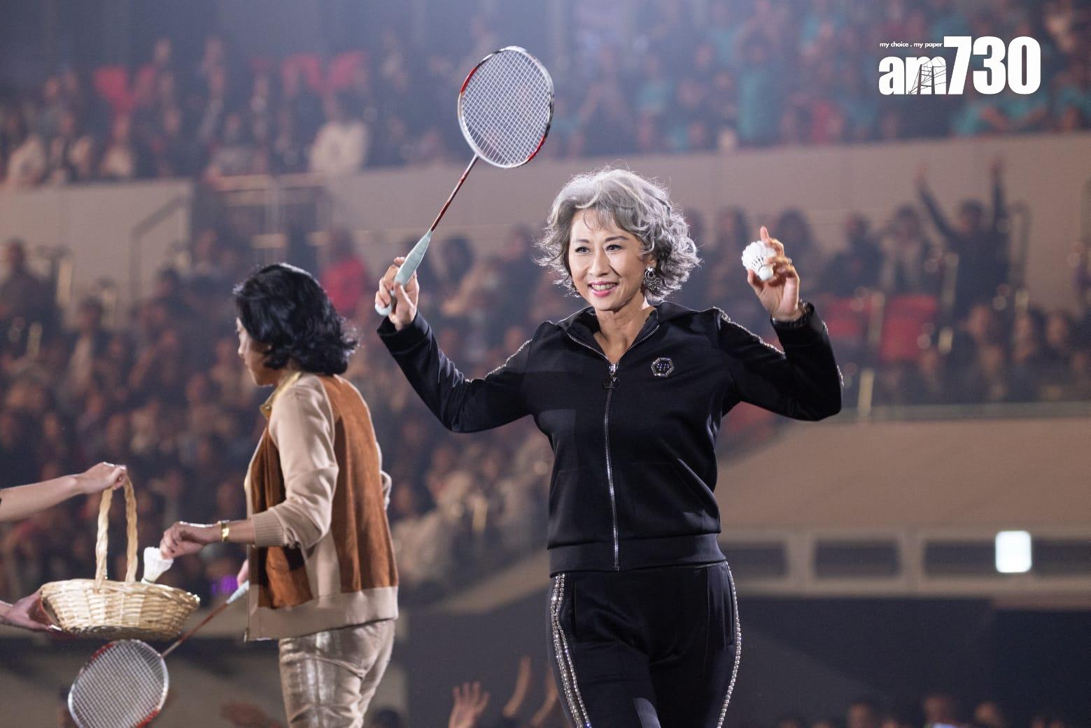 葉蒨文、朱玲玲打出簽名羽毛球送給現場人士。 (蘇文傑攝)