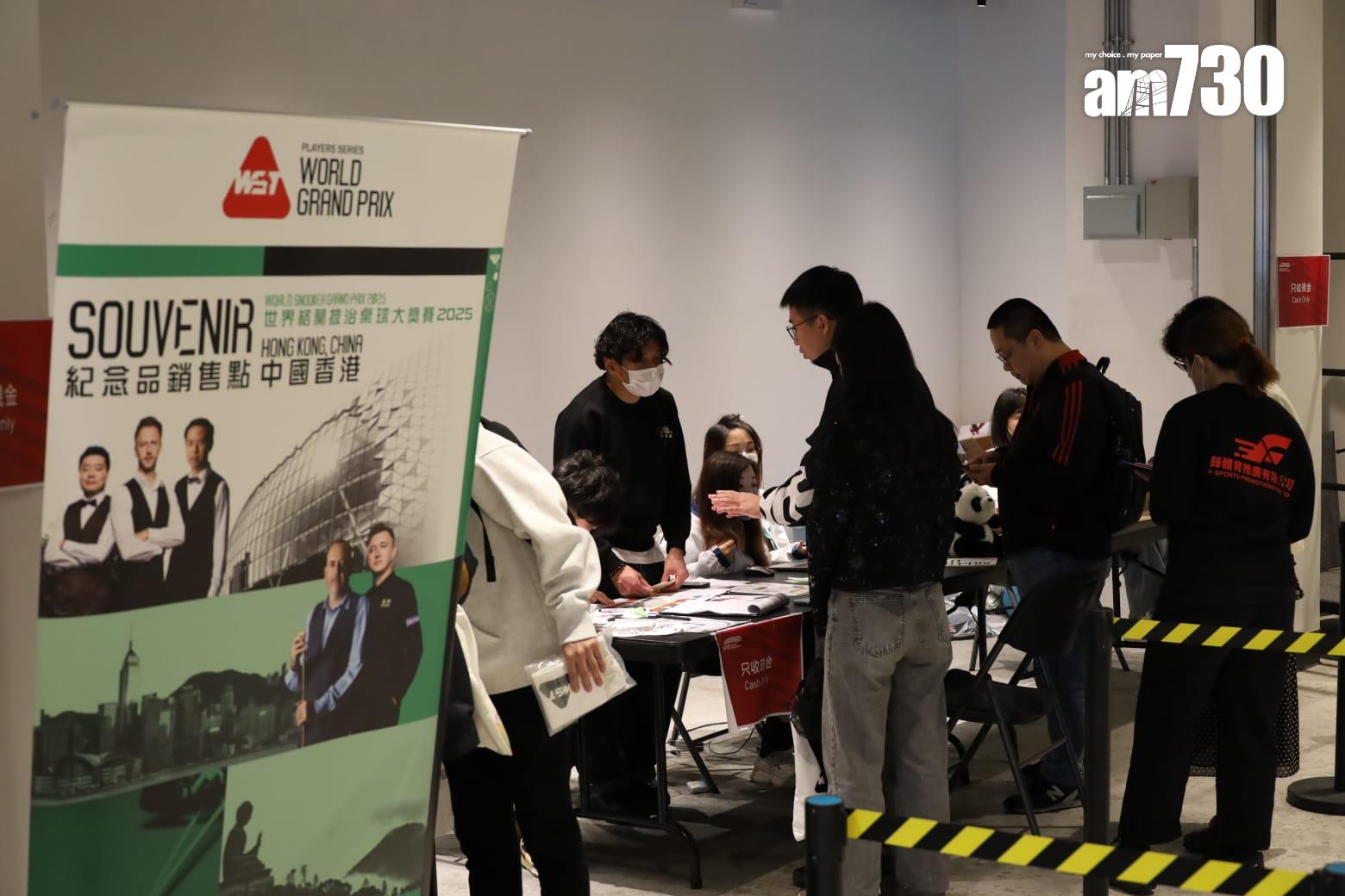 受影響觀眾排隊換票(鍾式明攝)