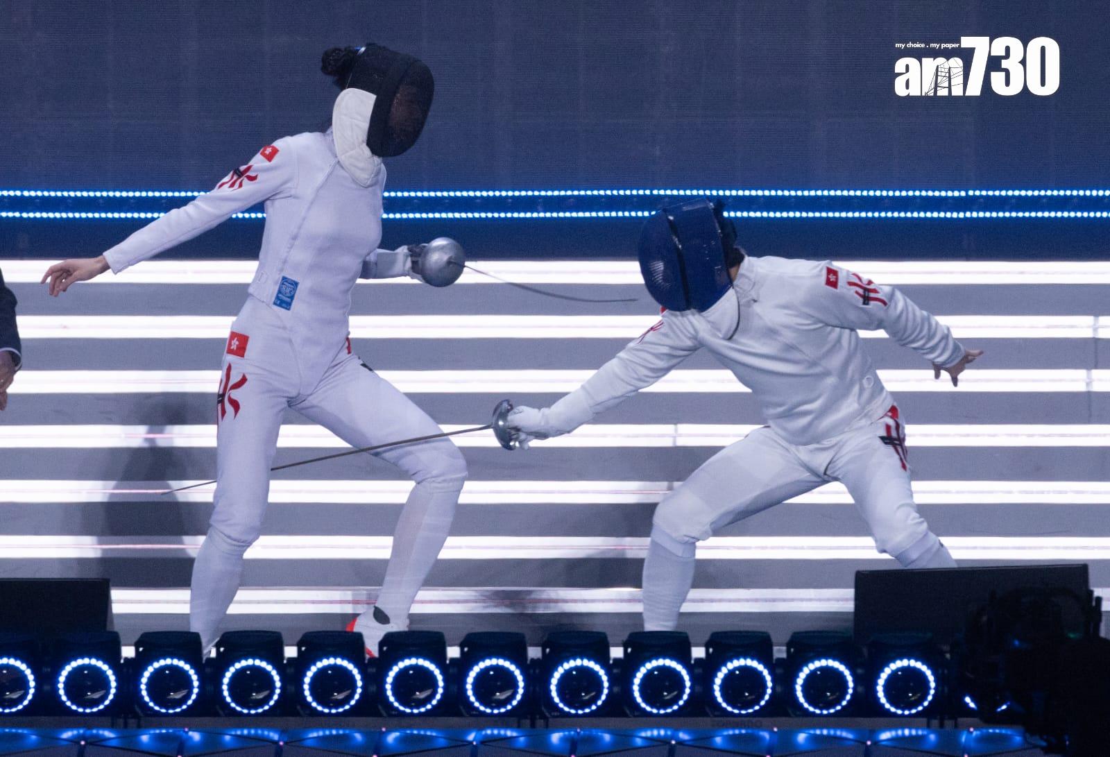 大會請出劍后江旻憓(左)及「宇宙最強」甄子丹出場比試劍擊。 (蘇文傑攝)