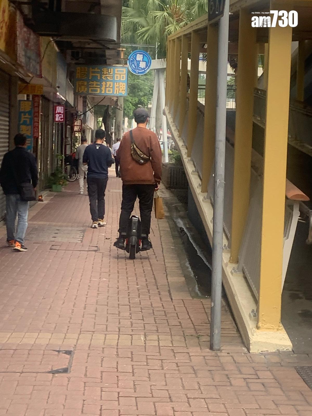 本月13日中午有一名右手手持紙袋的青年踩「風火輪」,在香港仔前往黃竹坑期間於行人之間穿插,險象環生。(讀者提供)