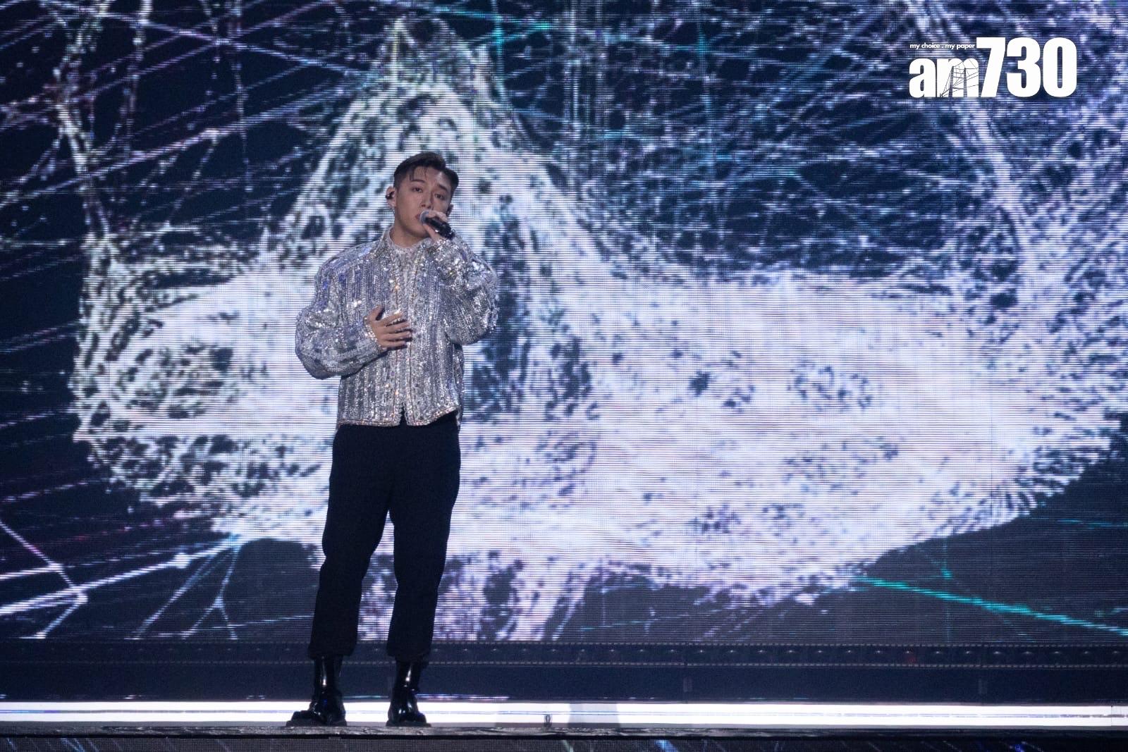 MC張天賦從升降台升上舞台中央唱出《記憶棉》。 (蘇文傑攝)