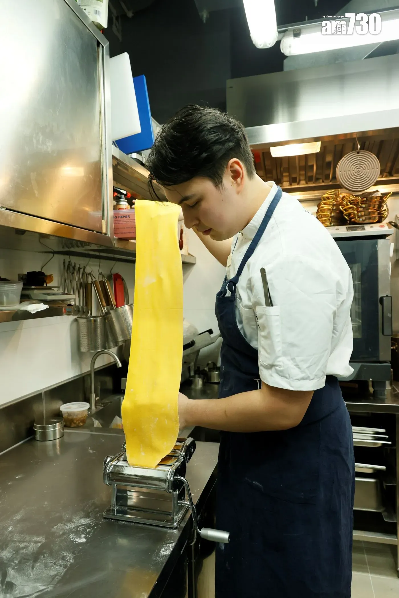 搓製好的麵糰經反覆壓薄。(林俊源攝)