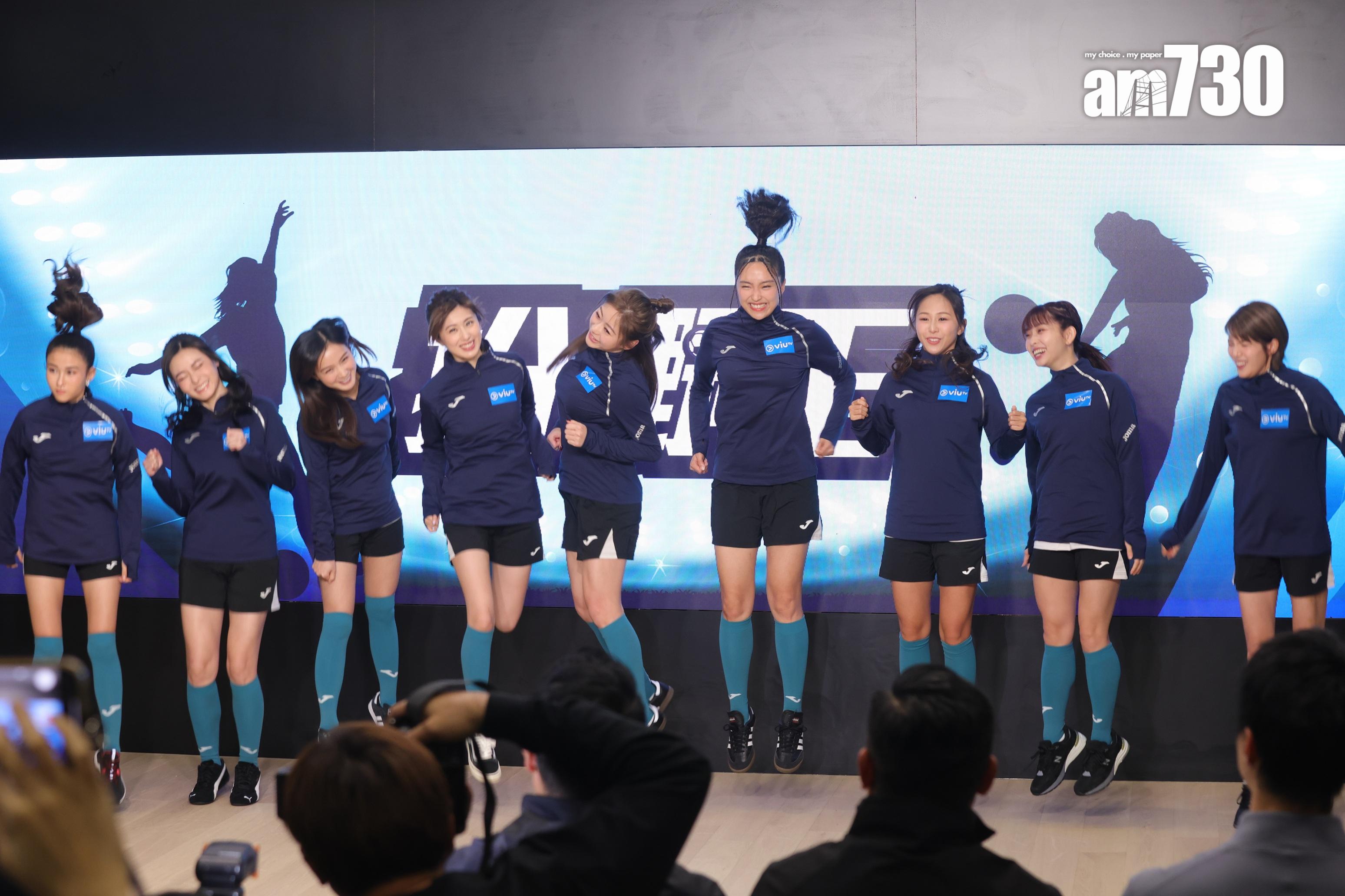 《足球女將》的隊員現身記者會,大玩遊戲。(吳康琦攝)