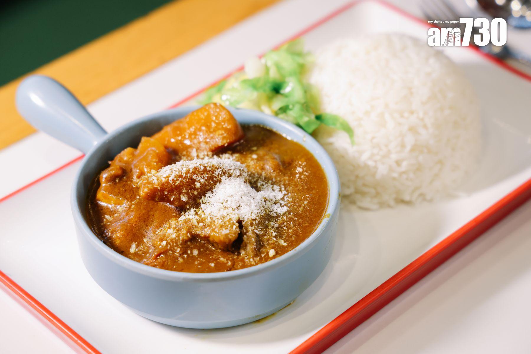 咖喱牛腩飯$60人氣之選。咖喱香料幽香,椰奶較輕,灑上椰絲提香;牛腩夠腍。