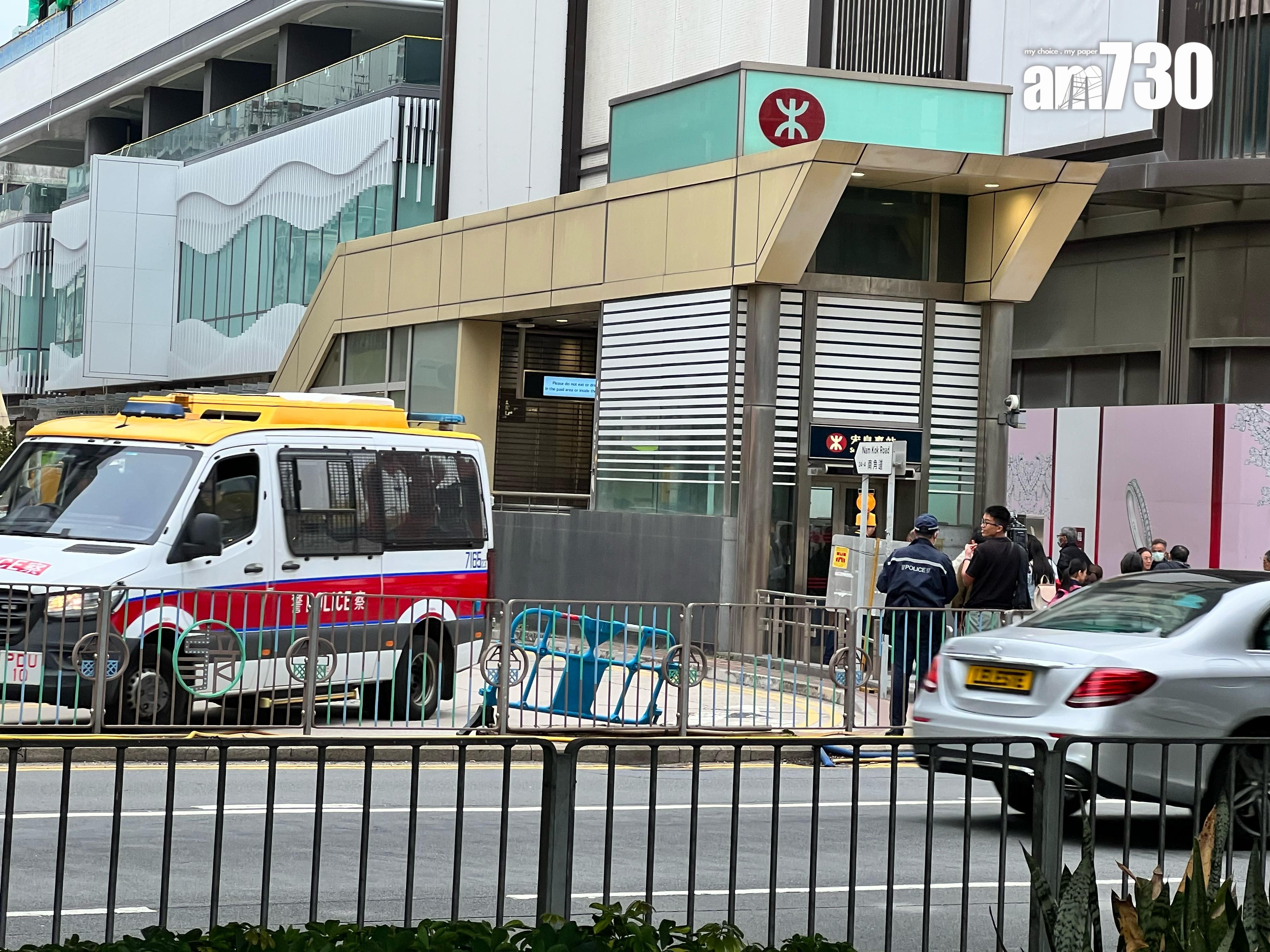 消息指,警方接獲港鐵職員報案稱發現不明行李箱,案件列作發現可疑物品。《am730》記者於宋皇臺站外視察,在警車於附近停泊,有警員及港鐵職員正處理事件。(《am730》記者攝)