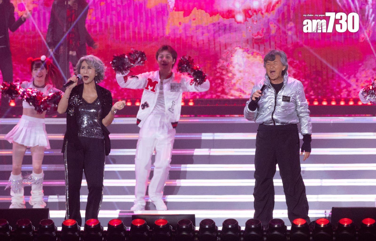 林子祥及葉蒨文夫妻檔上台唱出串燒經典金曲。 (蘇文傑攝)