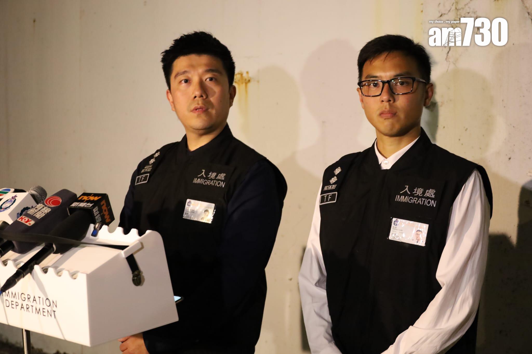 入境處特遣隊副指揮官蕭家輝(左)提醒僱主莫貪圖便宜。(鍾式明攝)