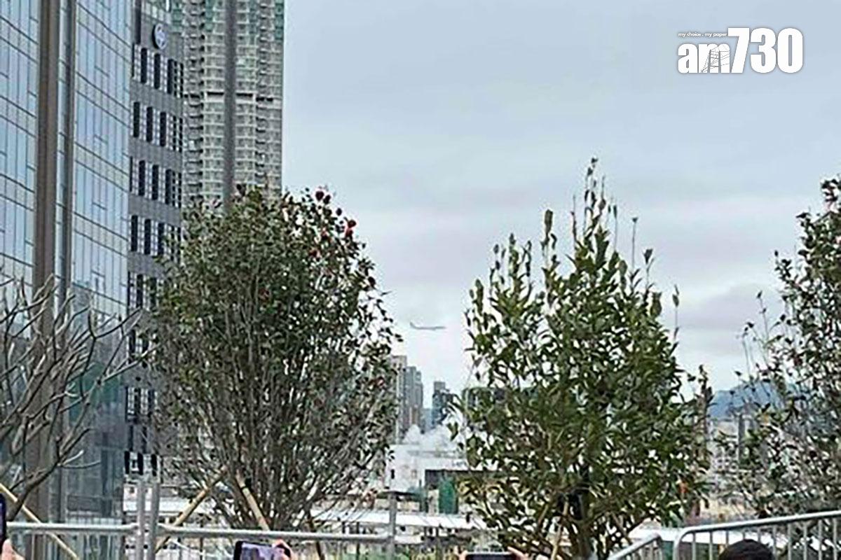 國泰航空一架客機在啟德體育園對開低飛,從園區肉眼較難看見。(陳詠琳攝)