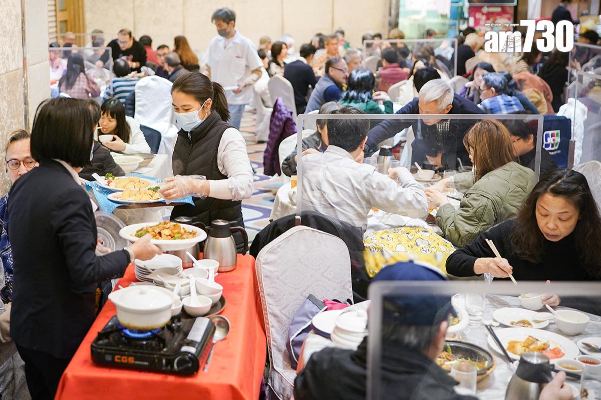 餐飲服務僱員去年中的月薪中位數達15,300元。(資料圖片)