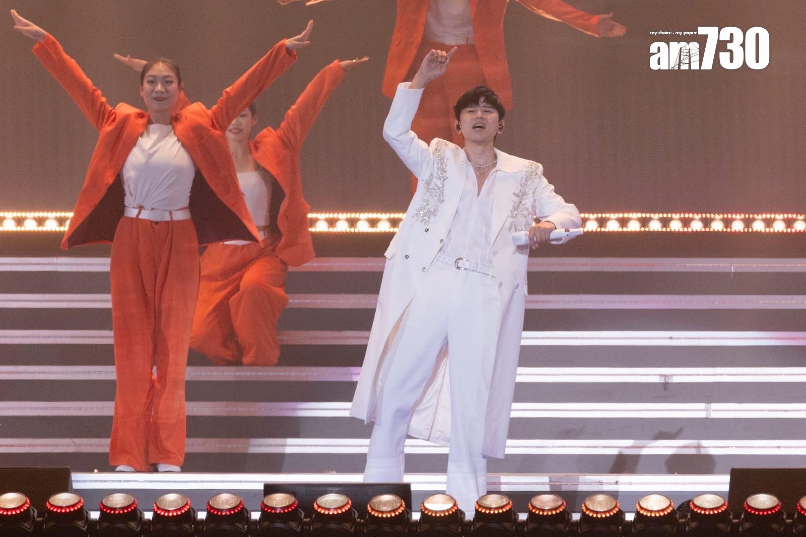 張杰上台獻唱《最美的太陽》。 (蘇文傑攝)