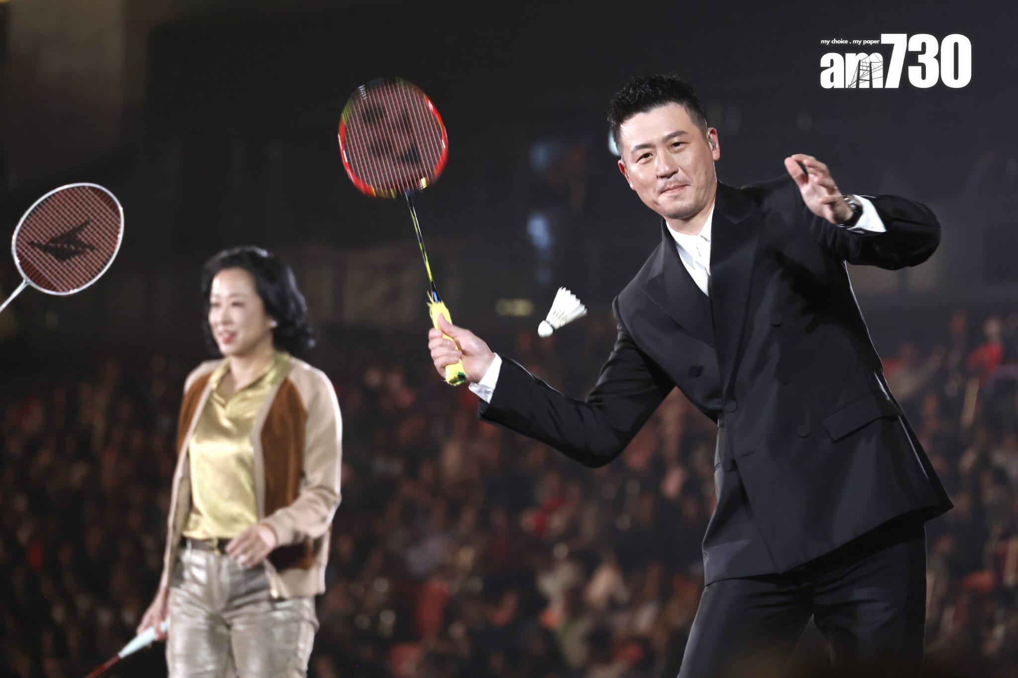 朱玲玲和蔡贇向現場觀眾打出簽名羽毛球。 (蘇文傑攝)
