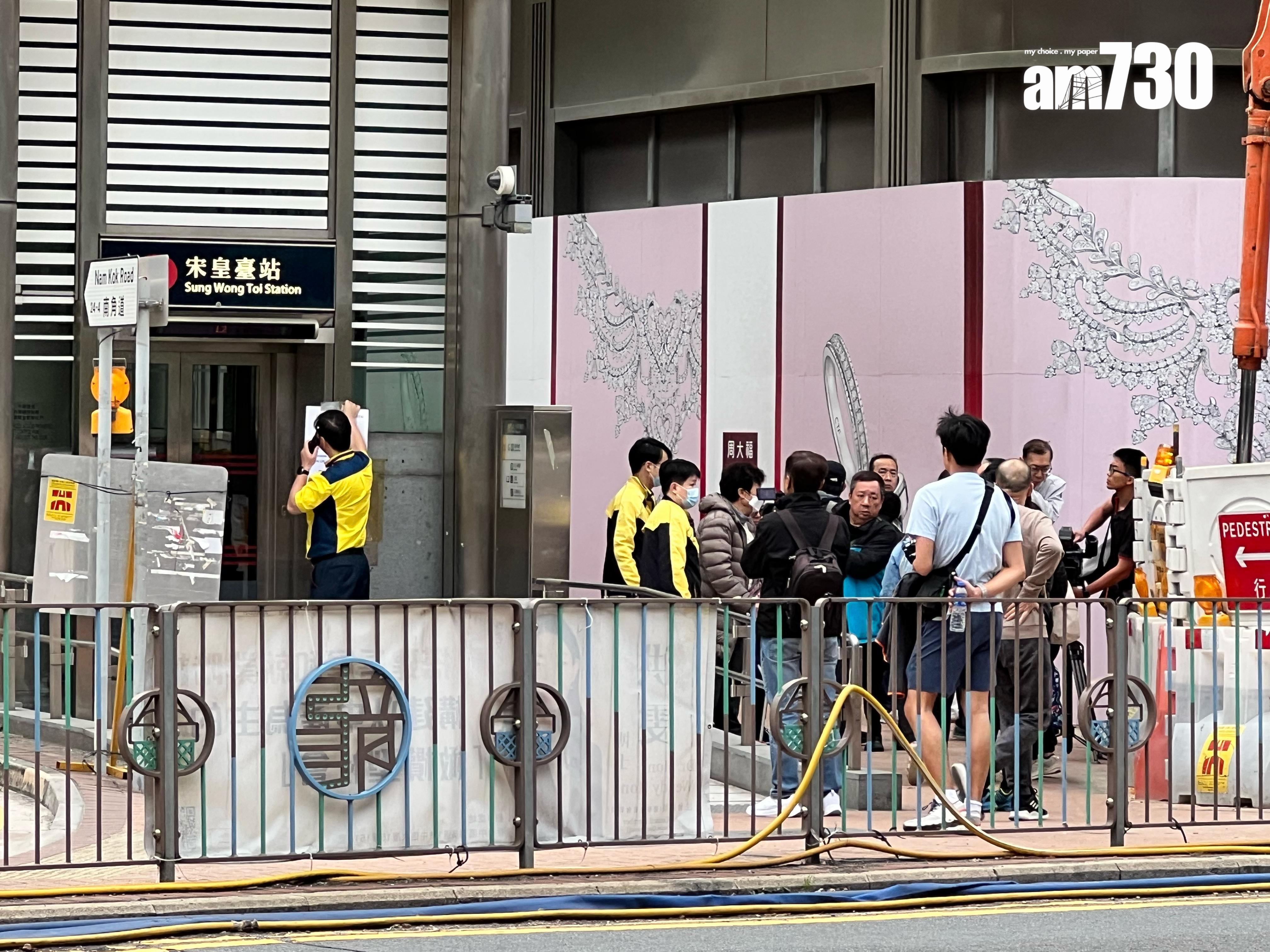 消息指,警方接獲港鐵職員報案稱發現不明行李箱,案件列作發現可疑物品。《am730》記者於宋皇臺站外視察,在警車於附近停泊,有警員及港鐵職員正處理事件。(《am730》記者攝)