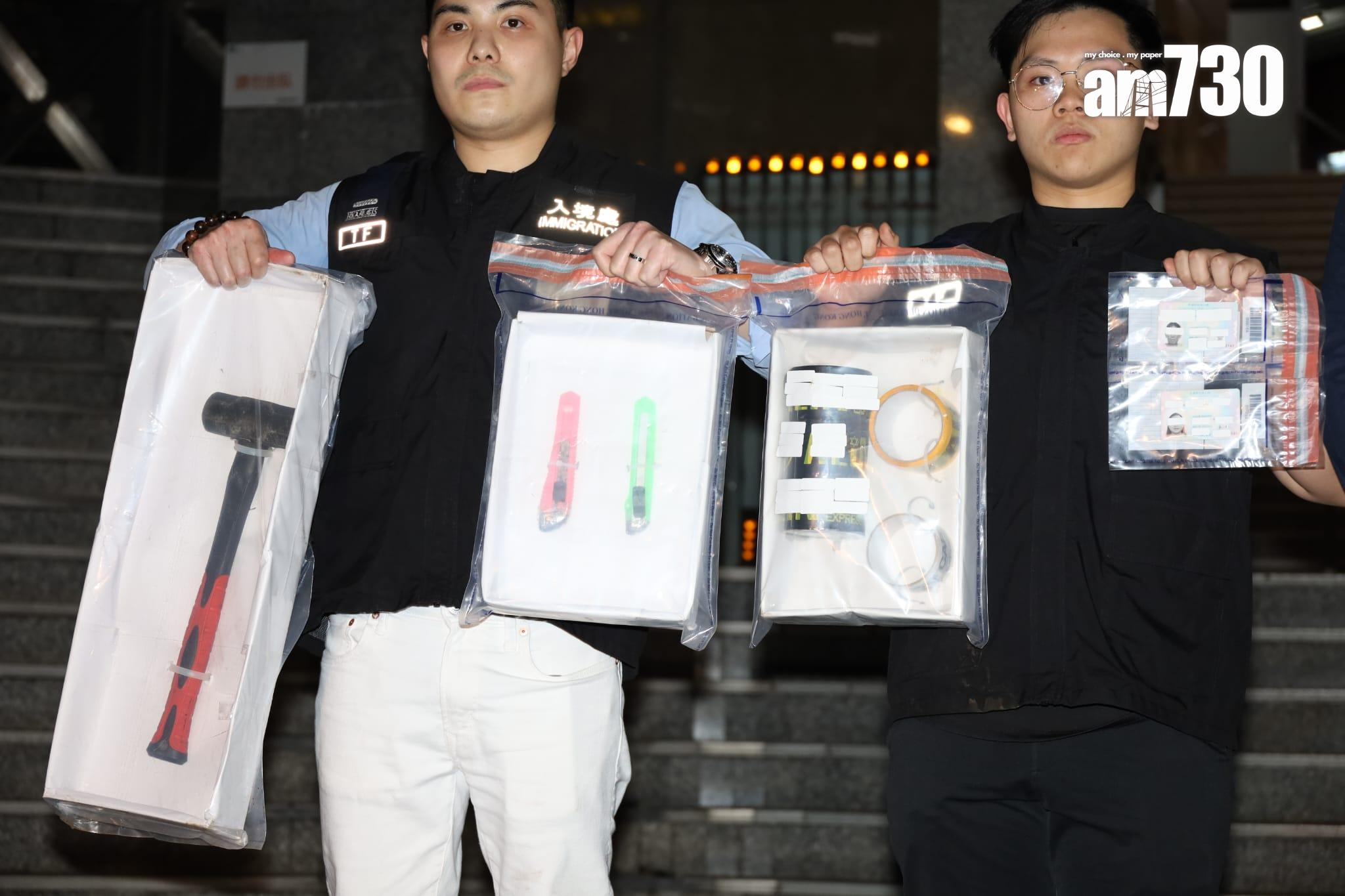 入境處人員檢獲𠝹刀等工具。(鍾式明攝)