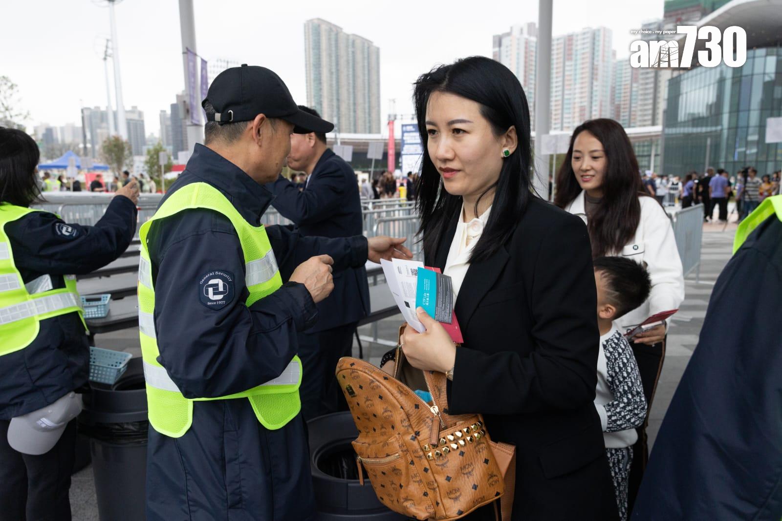 啟德體育園在主場館舉行開幕禮,現場基本上坐滿3萬多名觀眾,氣氛熱鬧(蘇文傑攝)