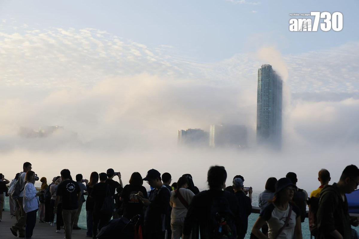 維多利亞港今日有海霧升起,吸引不少市民和旅客打卡。(林俊源攝)