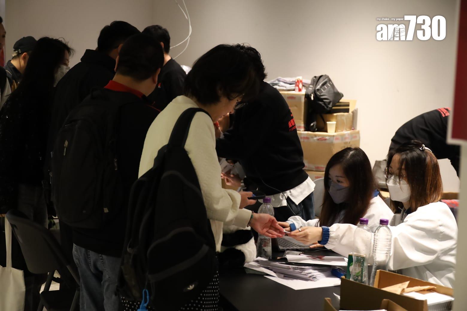 受影響觀眾排隊換票(鍾式明攝)