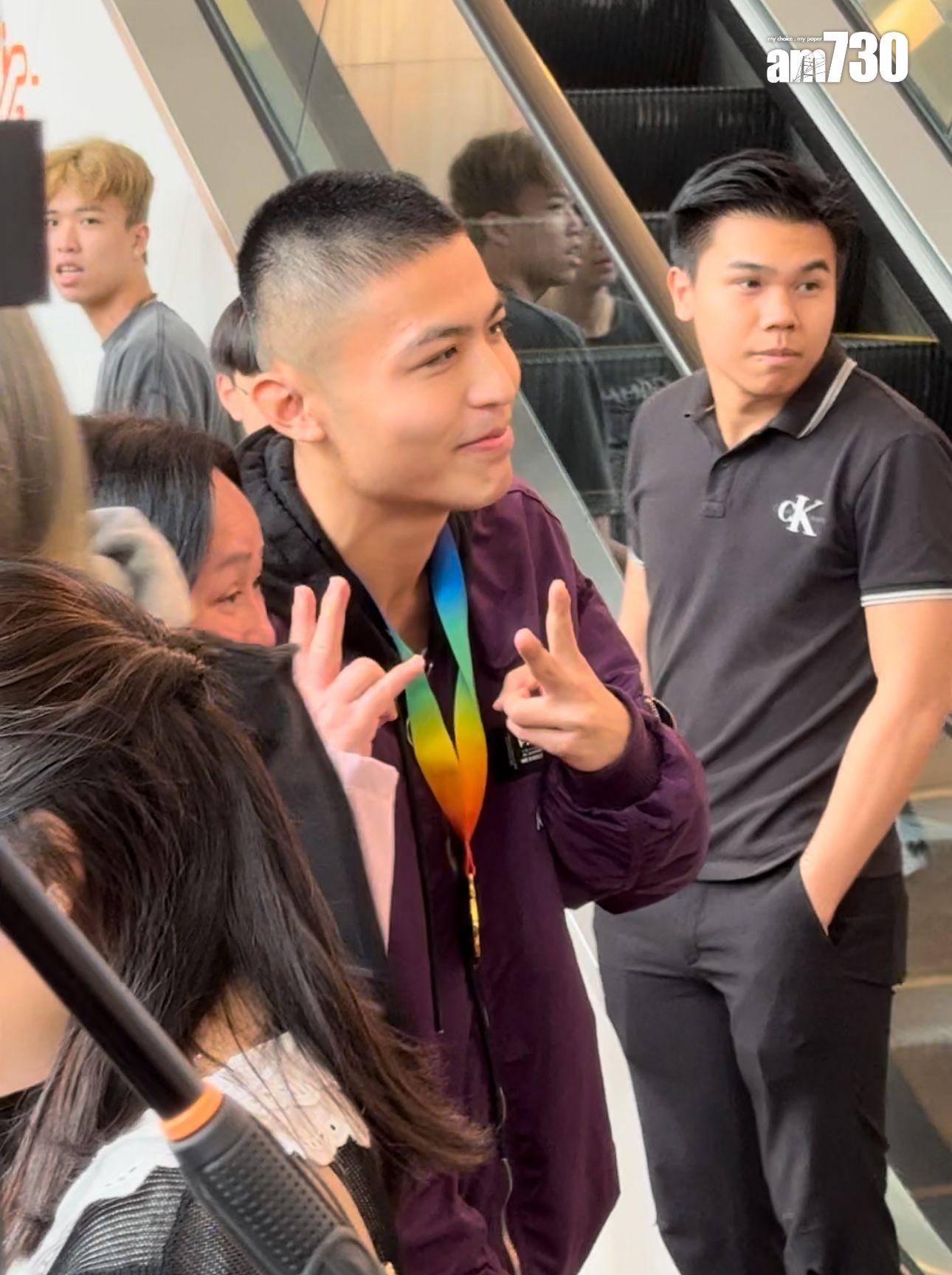 有圍觀者上前跟劉馬車合照。