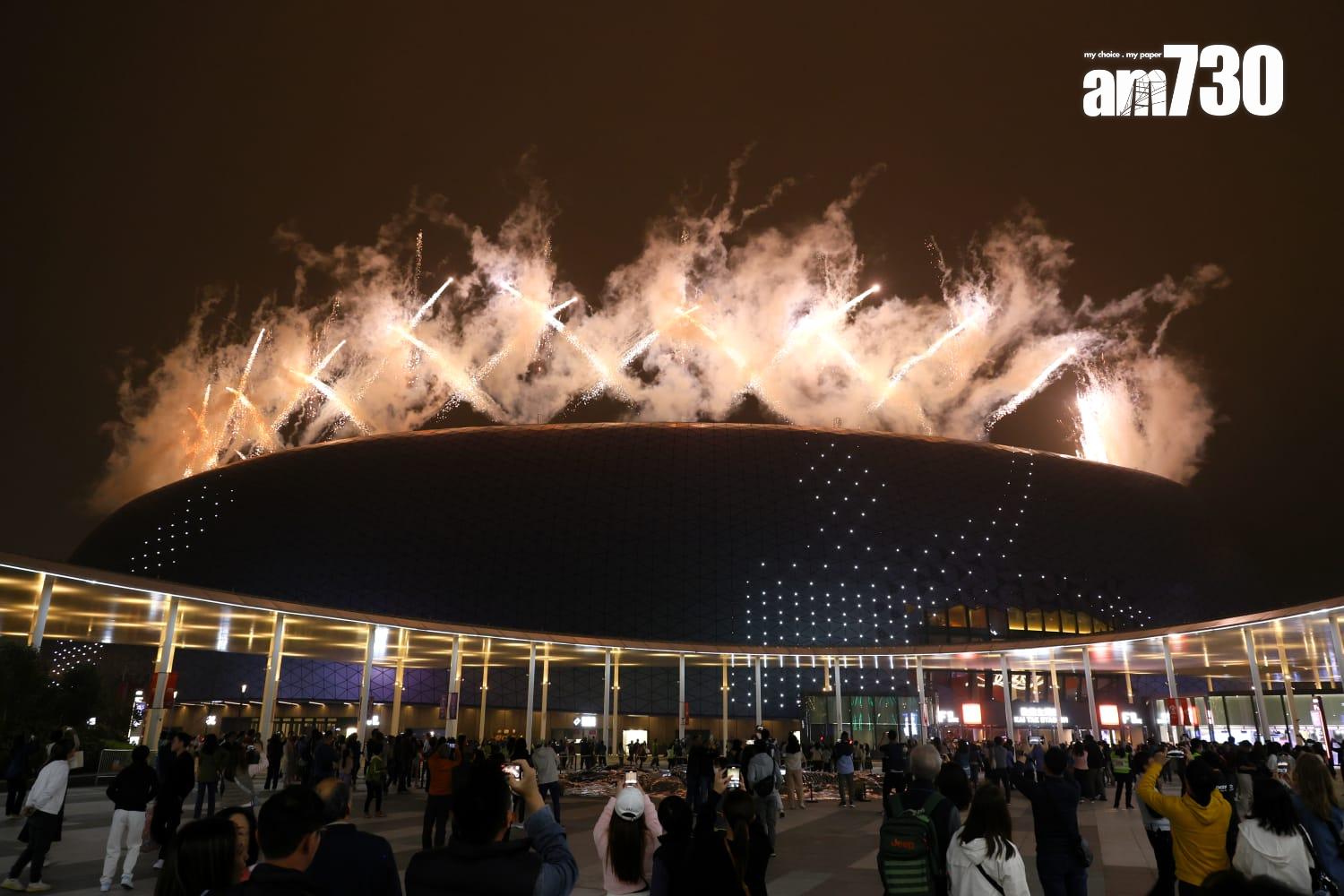 參與啟德體育園開幕禮的運動員及表演嘉賓在全運會吉祥物陪同下,在台上合唱歌曲「壯志驕陽」,結束典禮,並發放煙花。(蘇文傑攝)