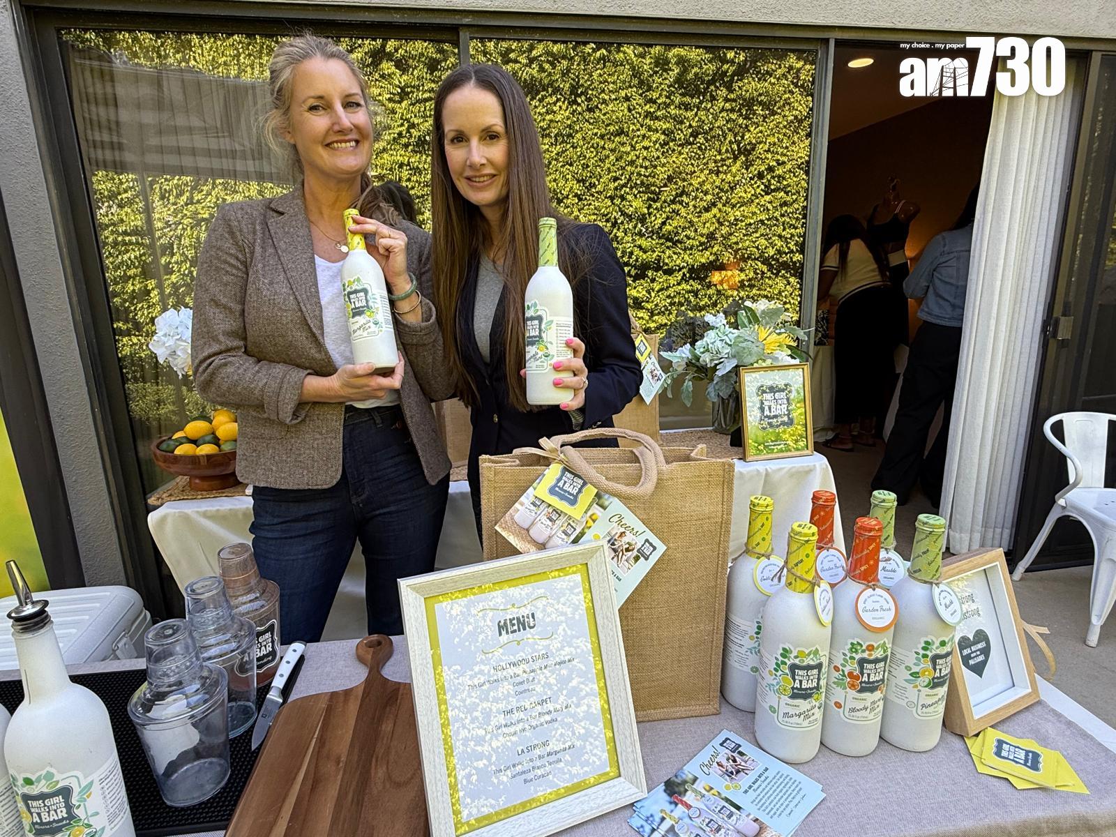 宣傳活動向記者大派紀念品。 (Lilly Lui攝)