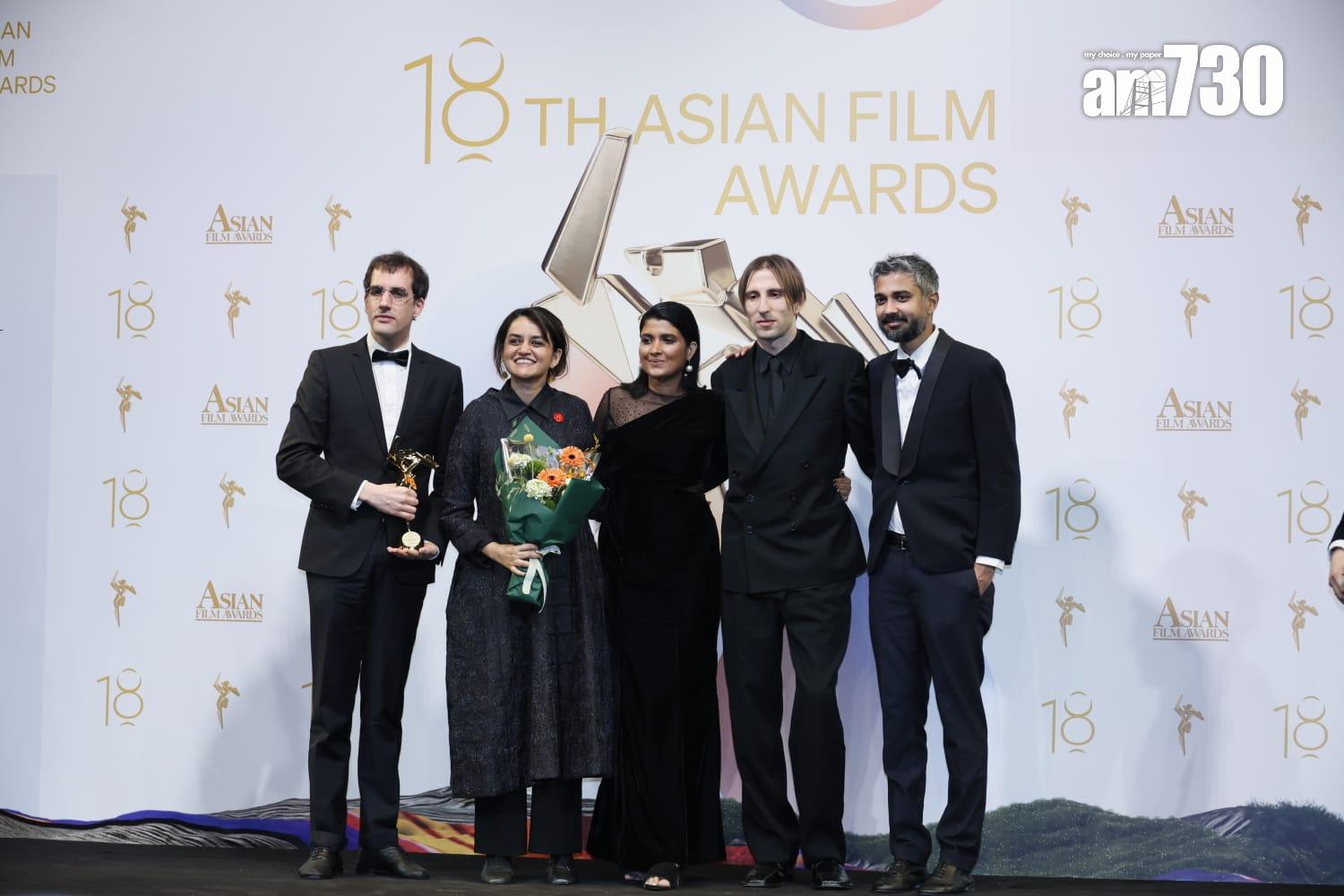 Payal Kapadia與《乘著光的幻想》團隊分享殊榮。