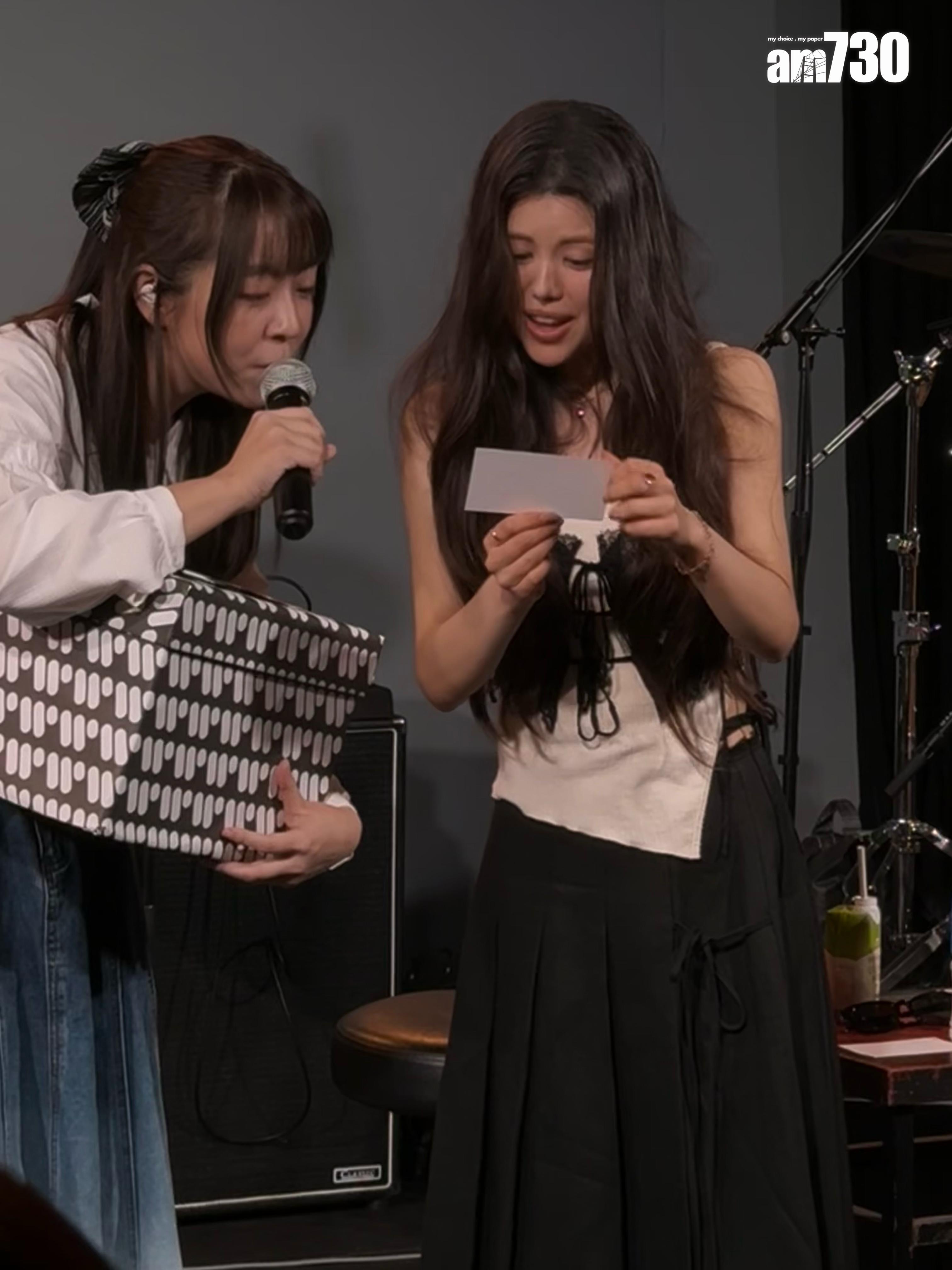 Olivia Marsh在香港fan meeting上抽籤選出幸運兒合照。