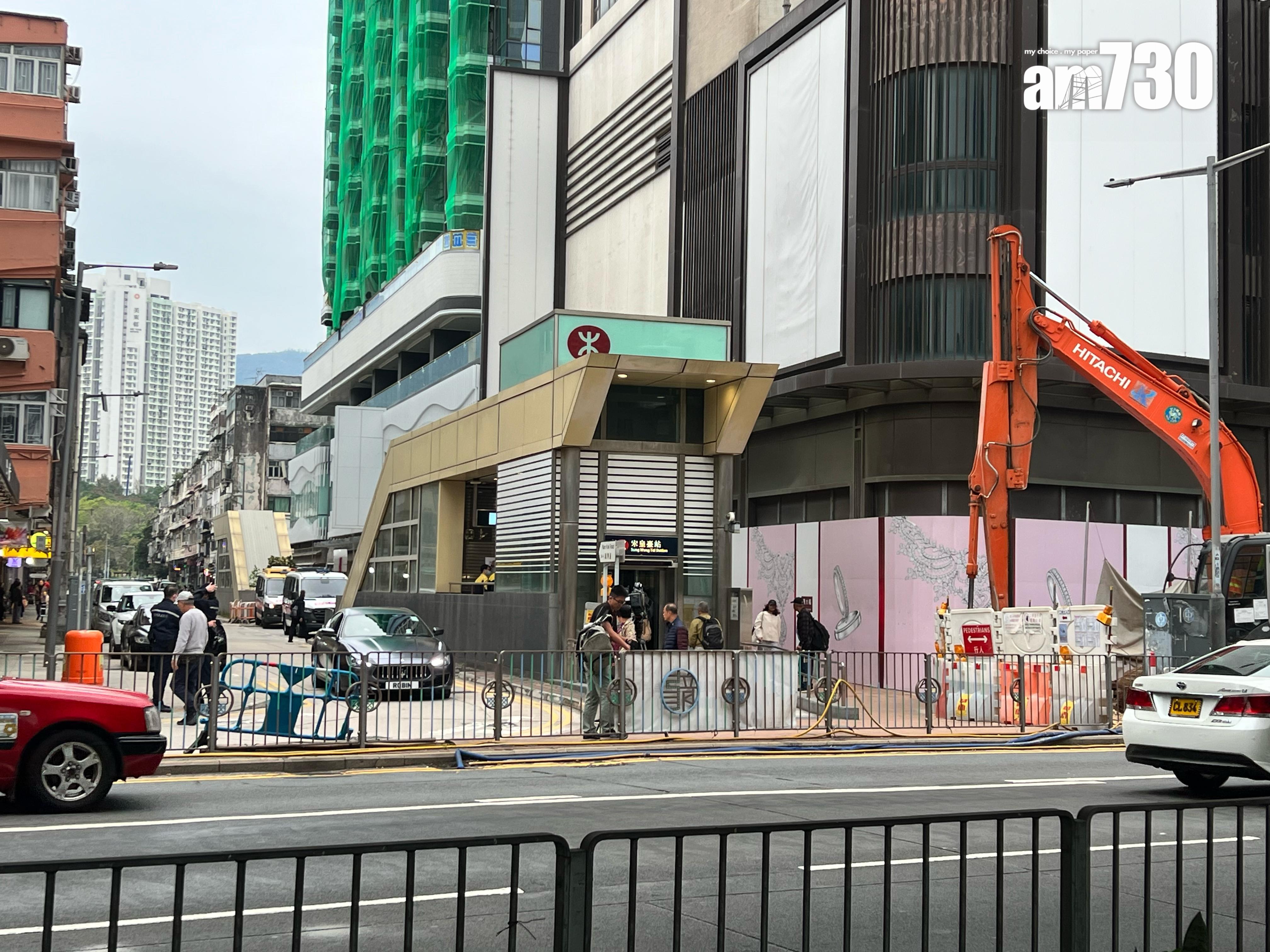 消息指,警方接獲港鐵職員報案稱發現不明行李箱,案件列作發現可疑物品。《am730》記者於宋皇臺站外視察,在警車於附近停泊,有警員及港鐵職員正處理事件。(《am730》記者攝)