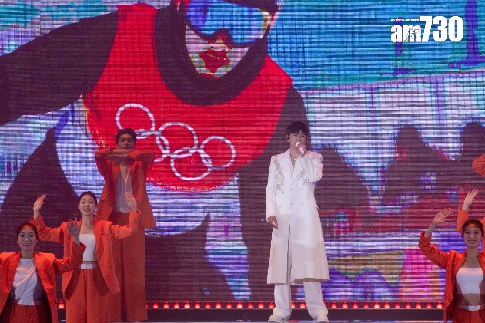 張杰上台獻唱,現場更不時噴出多條火柱。 (蘇文傑攝)