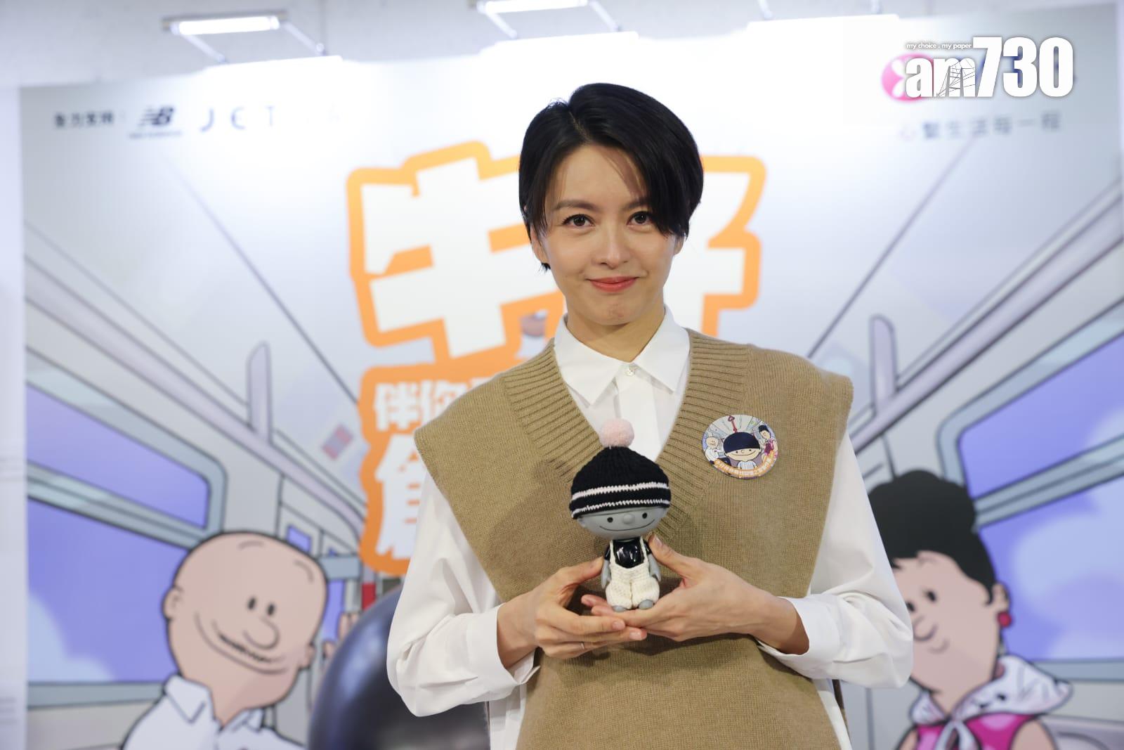 梁詠琪現身香港站,展示其創作6吋搪膠「牛仔」造型公仔。 (吳康琦攝)