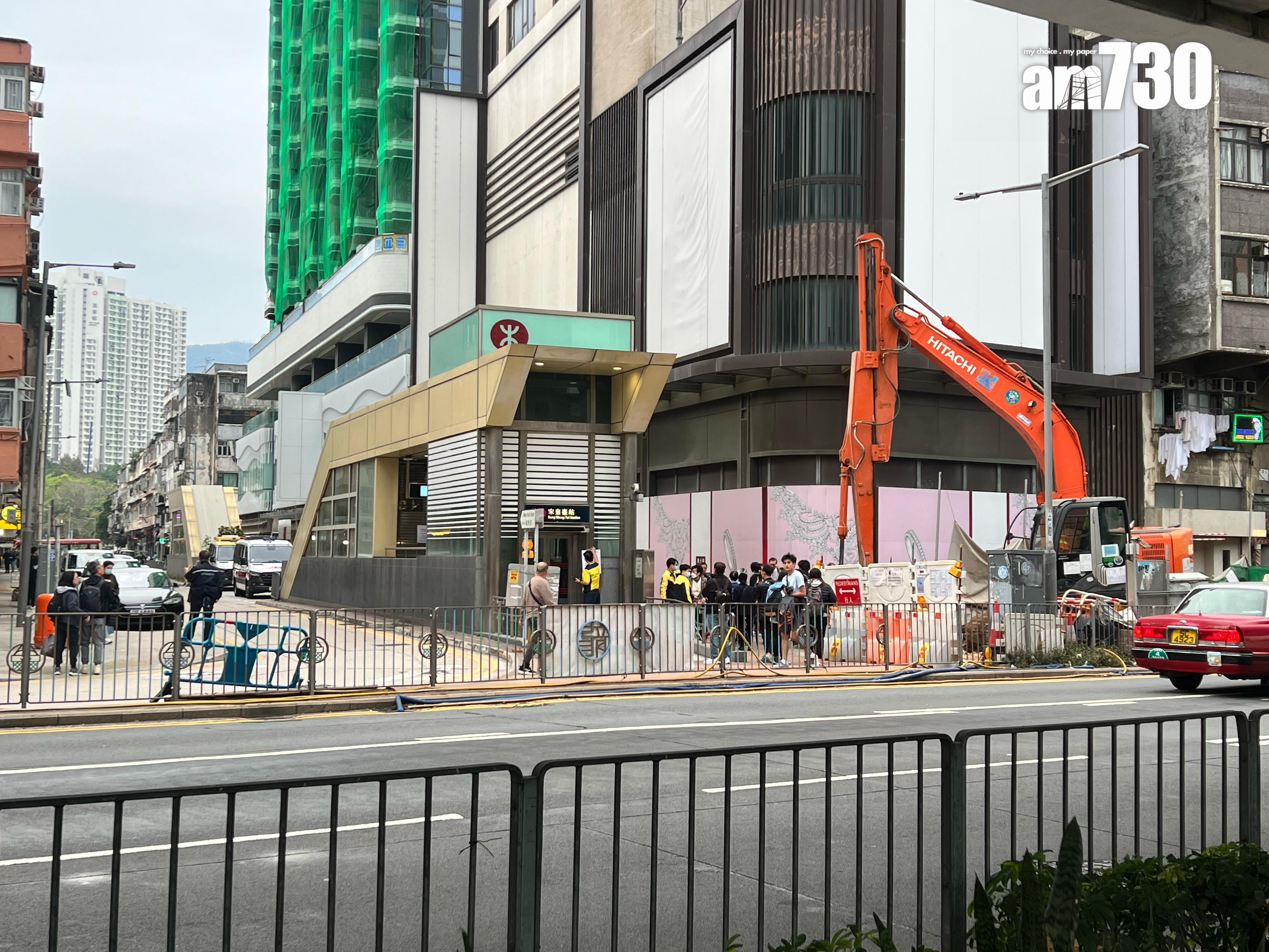 消息指,警方接獲港鐵職員報案稱發現不明行李箱,案件列作發現可疑物品。《am730》記者於宋皇臺站外視察,在警車於附近停泊,有警員及港鐵職員正處理事件。(《am730》記者攝)