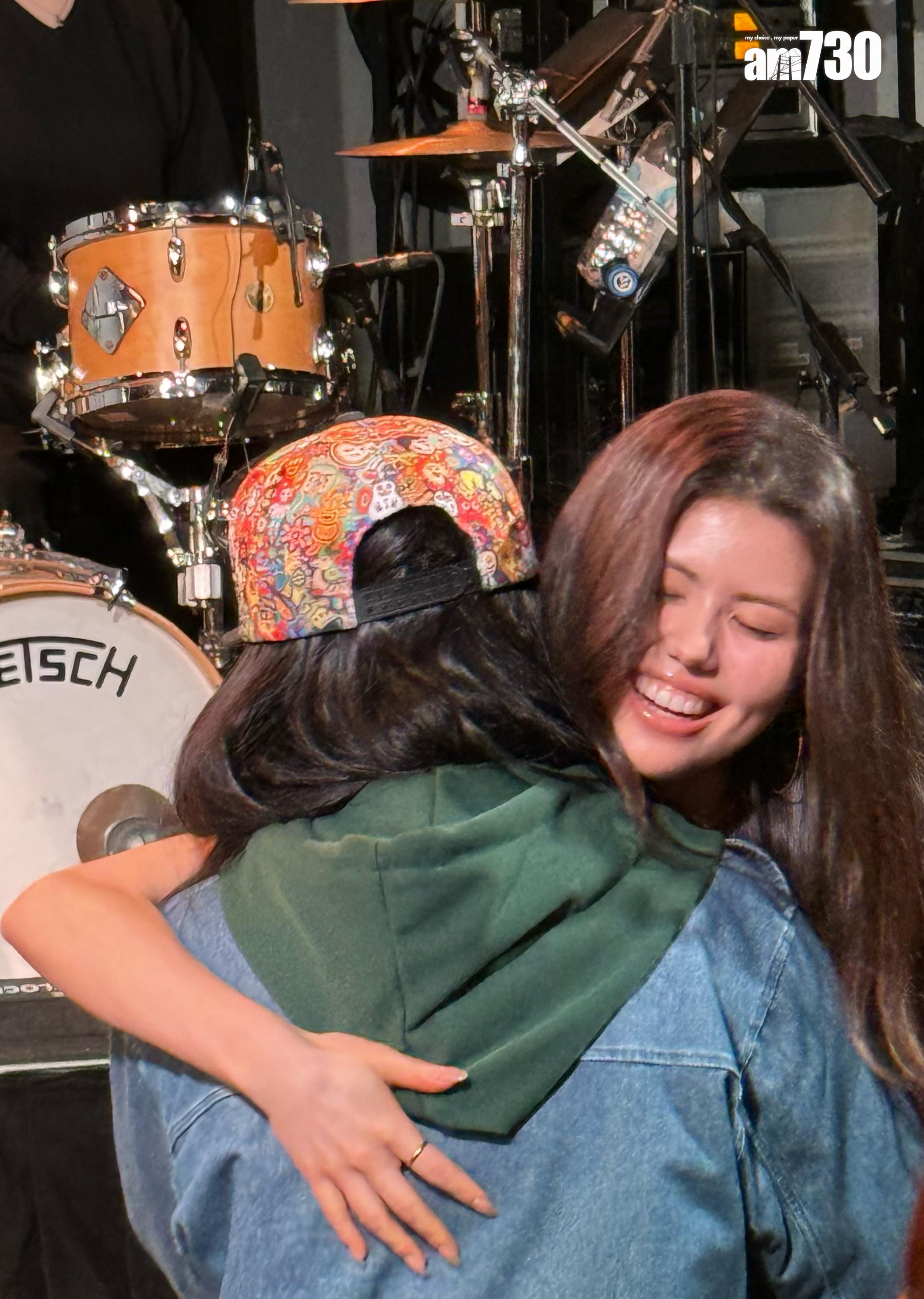 Olivia向歌迷主動送抱,大派福利。 (娛樂組攝)