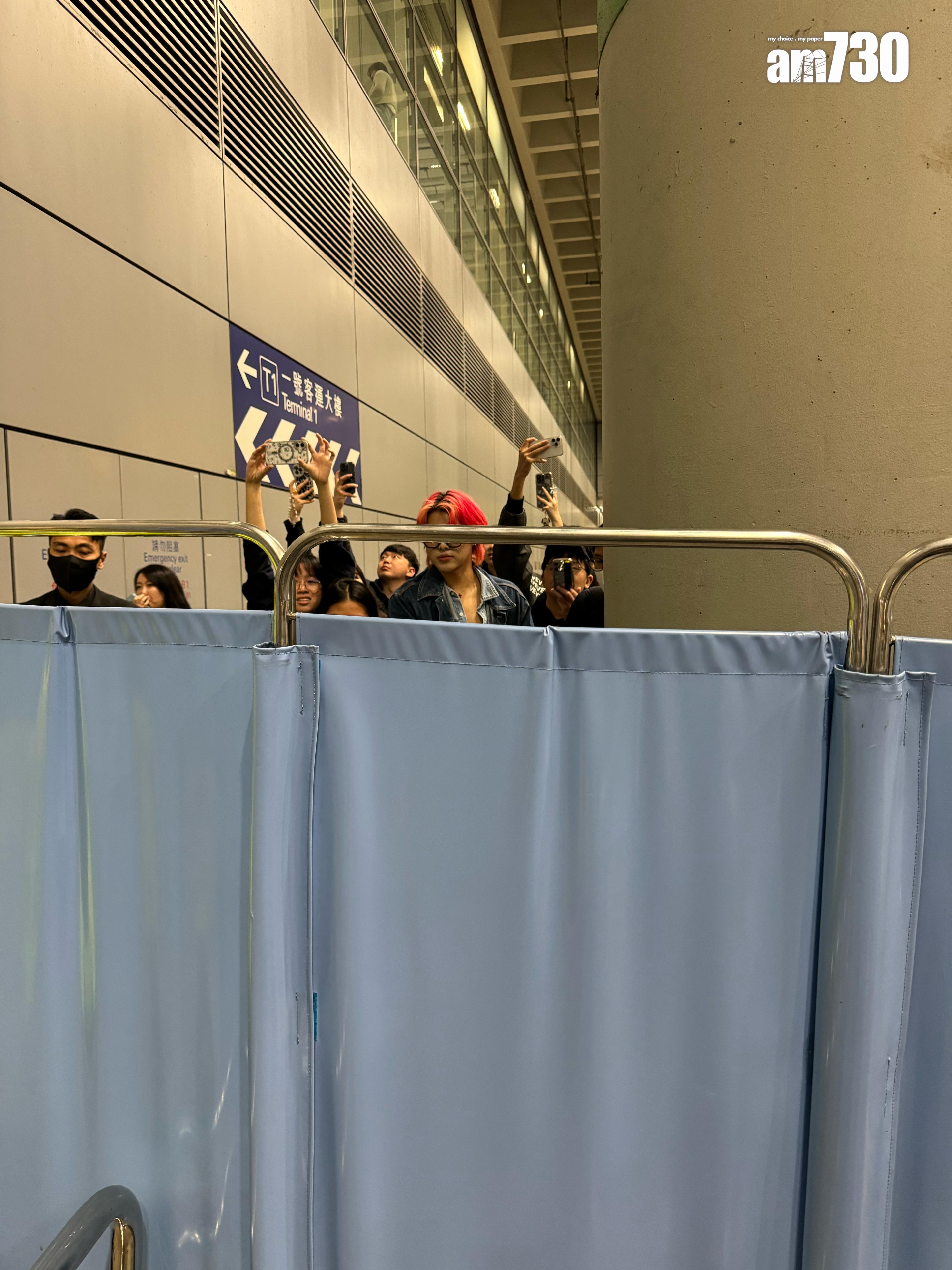 機場方面架起藍色屏風,阻擋歌迷拍攝。(娛樂組攝)
