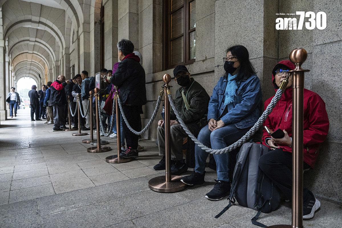 支聯會拒交資料案審訊吸引市民排隊入內旁聽。(美聯社)