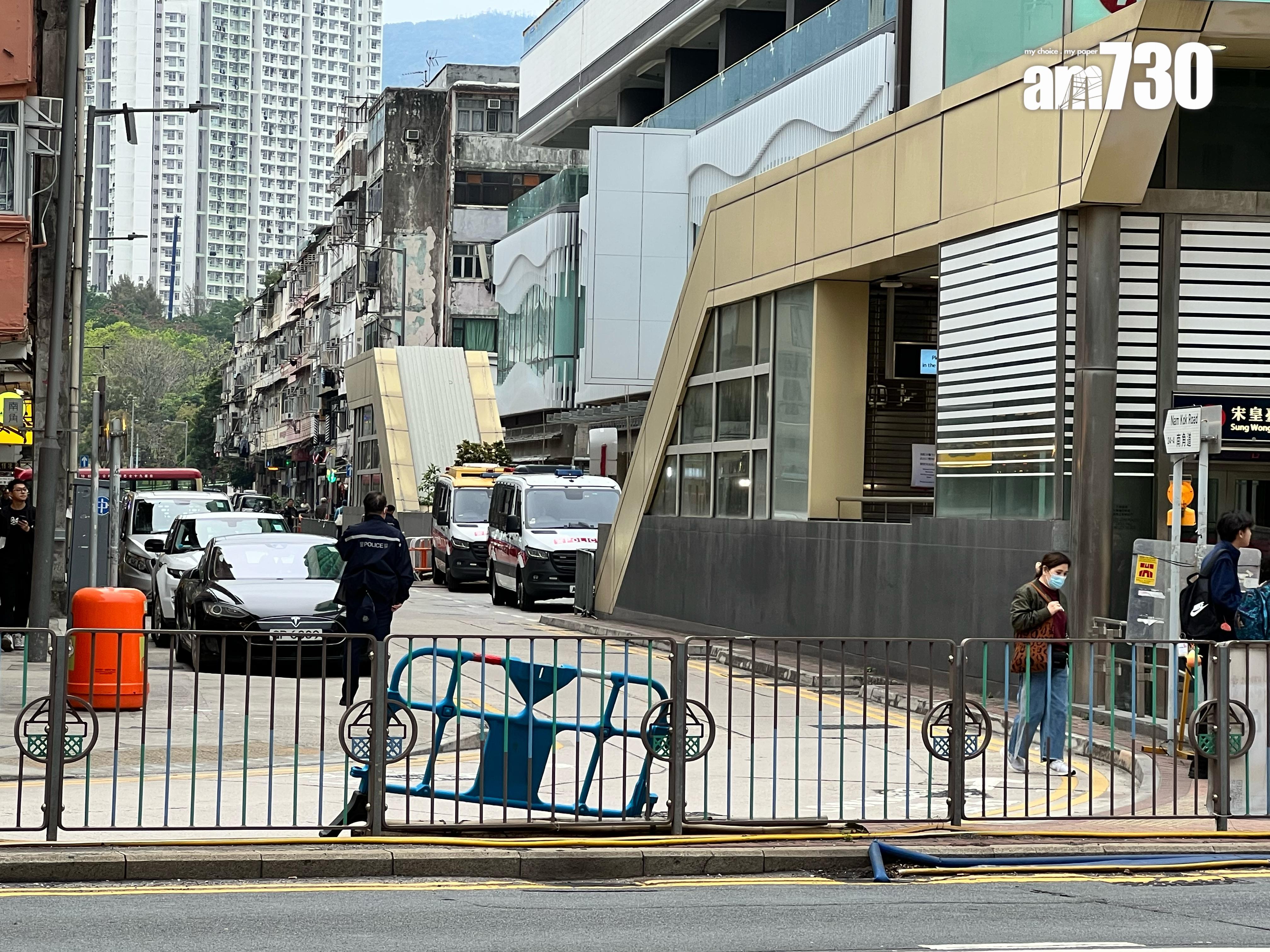 消息指,警方接獲港鐵職員報案稱發現不明行李箱,案件列作發現可疑物品。《am730》記者於宋皇臺站外視察,在警車於附近停泊,有警員及港鐵職員正處理事件。(《am730》記者攝)