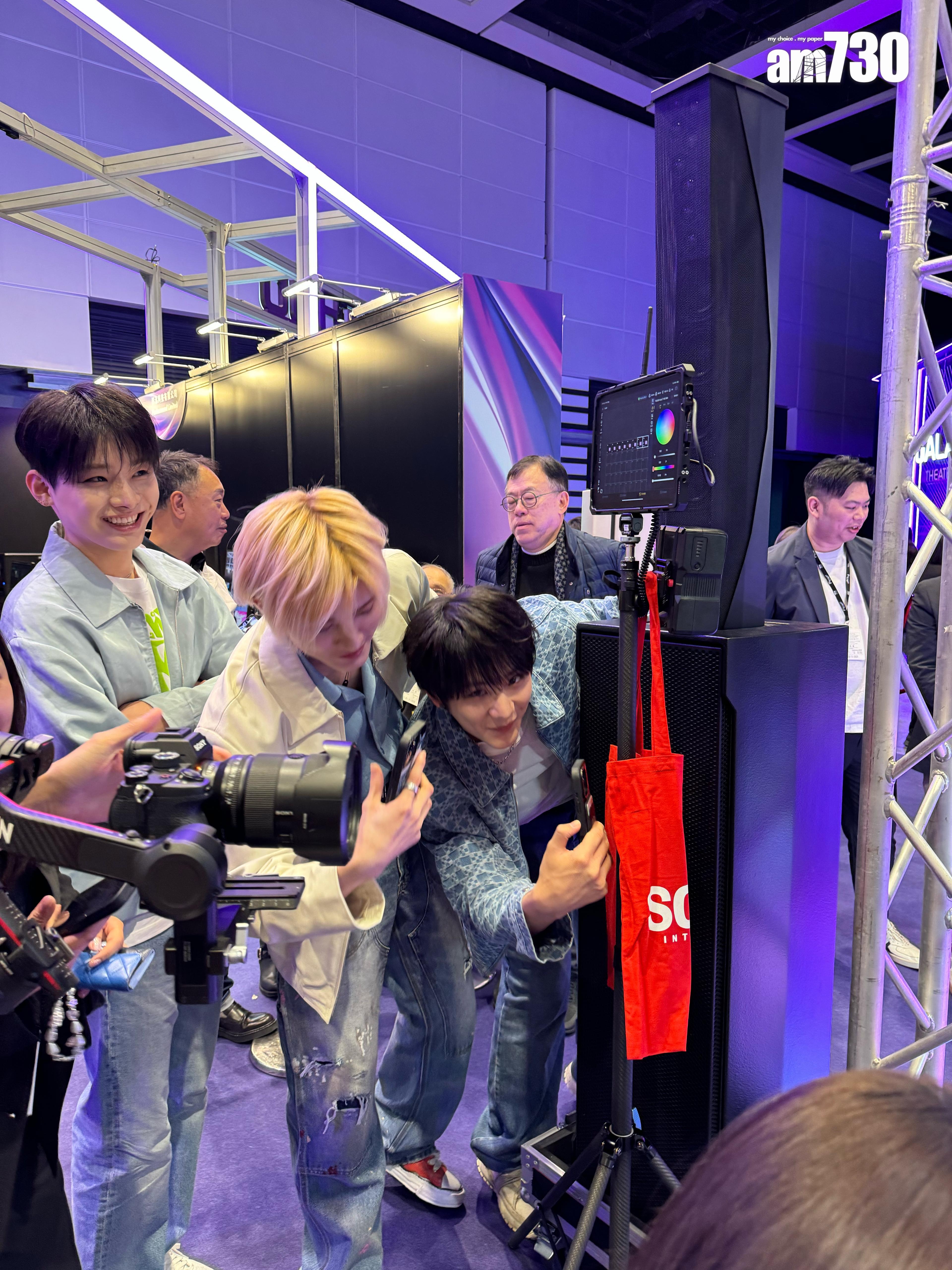 施念慈站台期間,SING與LEO即百厭舉起手機。 (娛樂組攝)