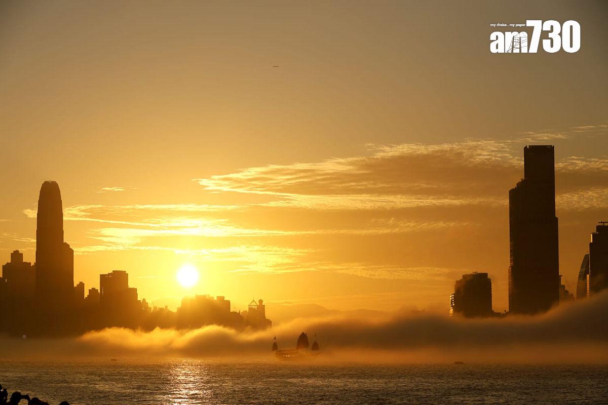 維多利亞港今日有海霧升起,建築物和船隻若隱若現。(林俊源攝)