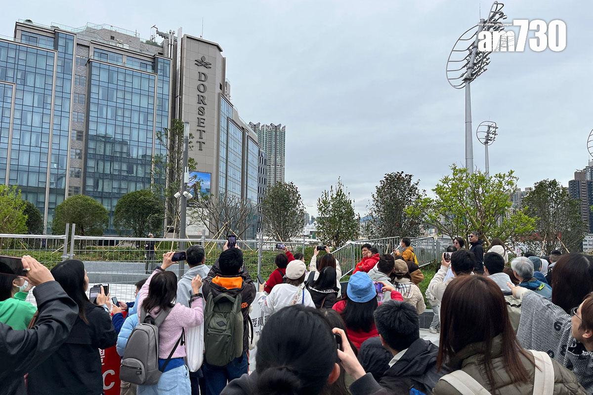 國泰航空客機在啟德體育園鄰近上空低飛,園區聚集大量準備觀看飛行演示的市民。(陳詠琳攝)
