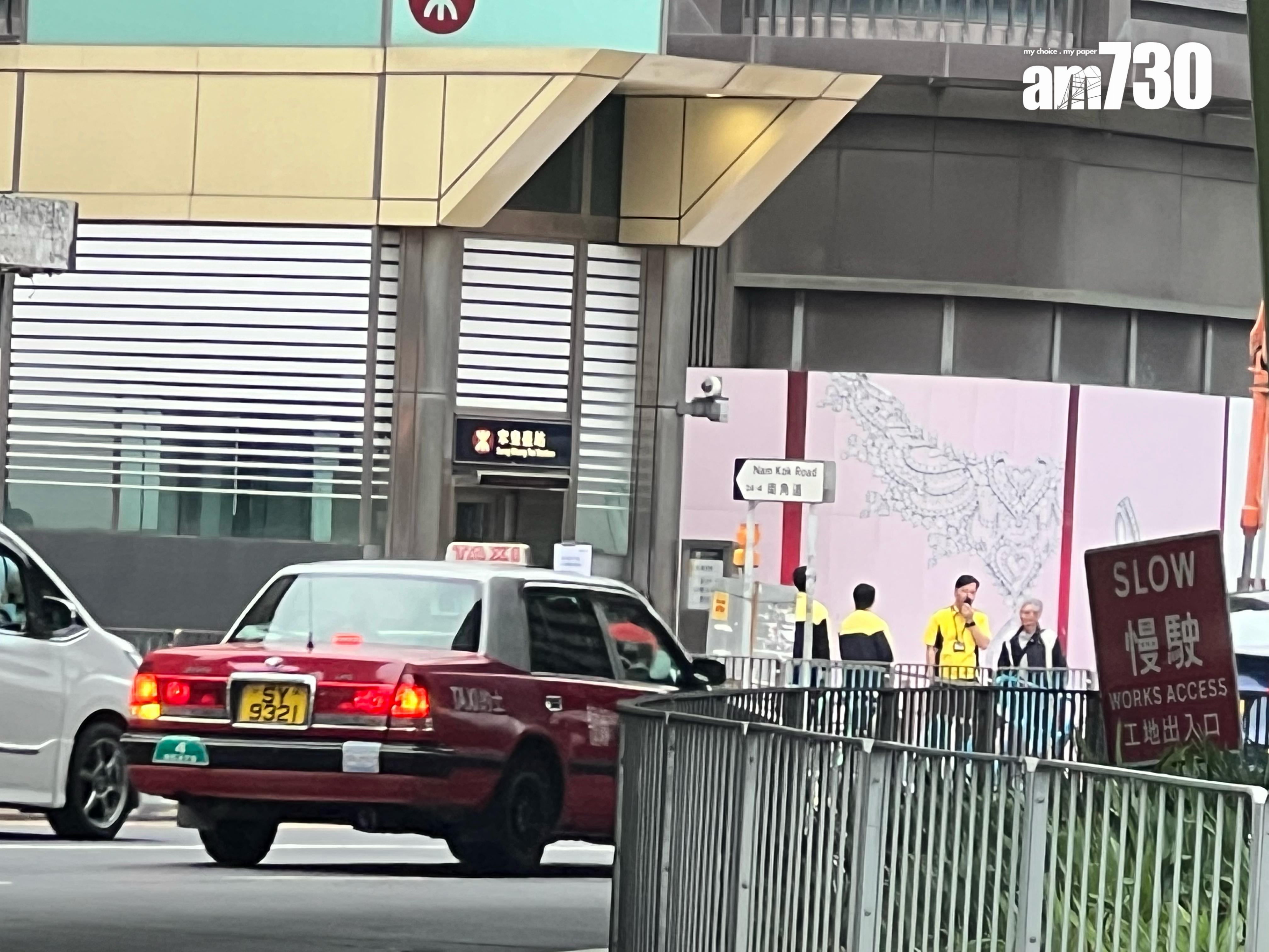 消息指,警方接獲港鐵職員報案稱發現不明行李箱,案件列作發現可疑物品。《am730》記者於宋皇臺站外視察,在警車於附近停泊,有警員及港鐵職員正處理事件。(《am730》記者攝)