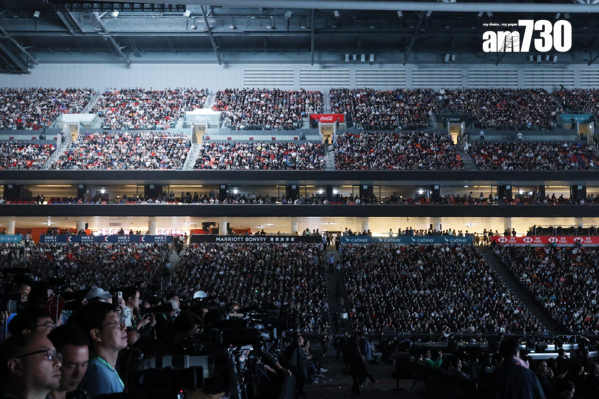 啟德體育園在主場館舉行開幕禮,現場基本上坐滿3萬多名觀眾,氣氛熱鬧(蘇文傑攝)