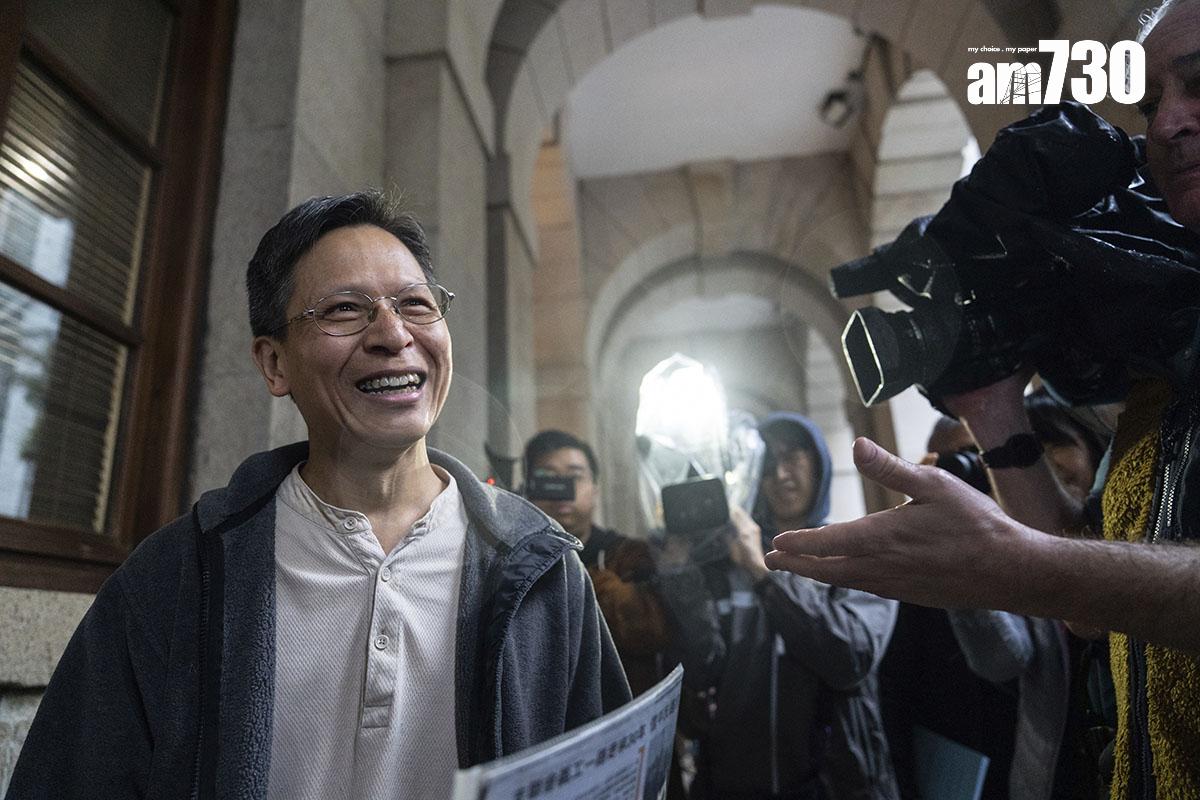 鄧岳君獲判終極上訴得直後,在庭外拿起有關支聯會的剪報。(美聯社)