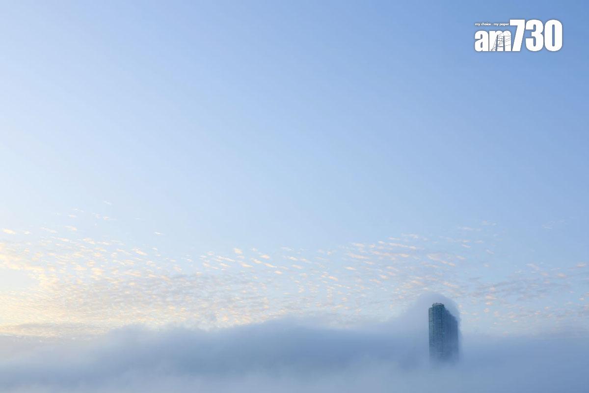 維多利亞港今日有海霧升起,建築物和船隻若隱若現。(林俊源攝)