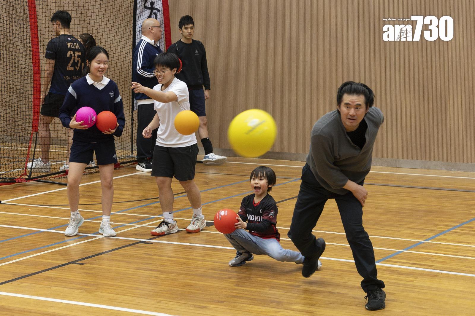香港閃避球總會會長李一(右一)為,學校培訓打下青少年隊成功的原因(蘇文傑攝)