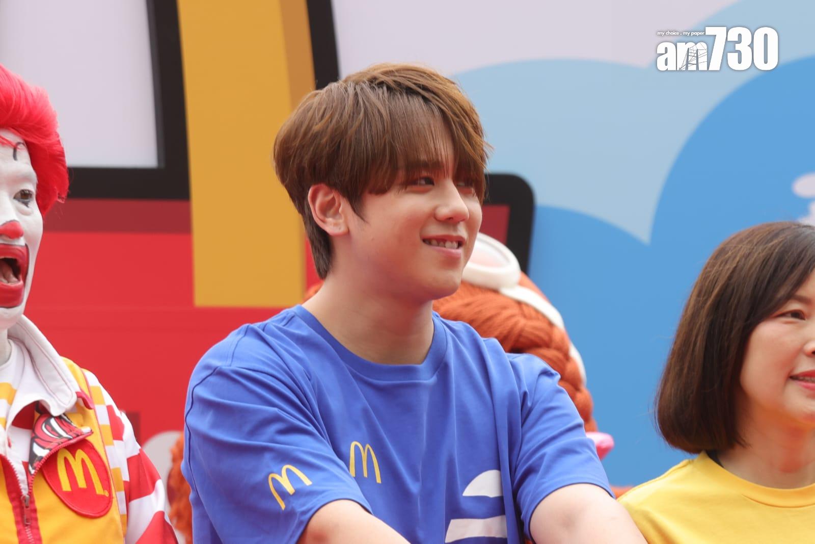 姜濤在起步前示範拉筋動作。(吳康琦攝)