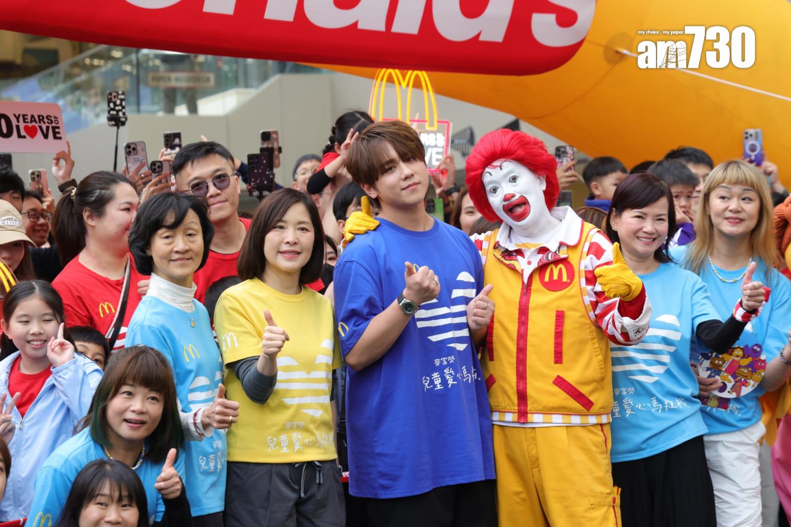 姜濤主持愛心兒童馬拉松起步儀式。(吳康琦攝)