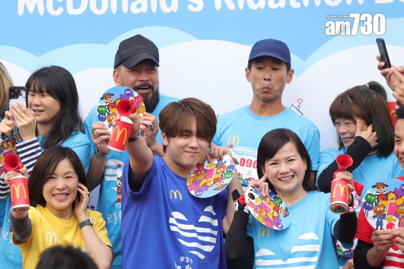 姜濤主持兒童愛心馬拉松赴步禮。(吳康琦攝)