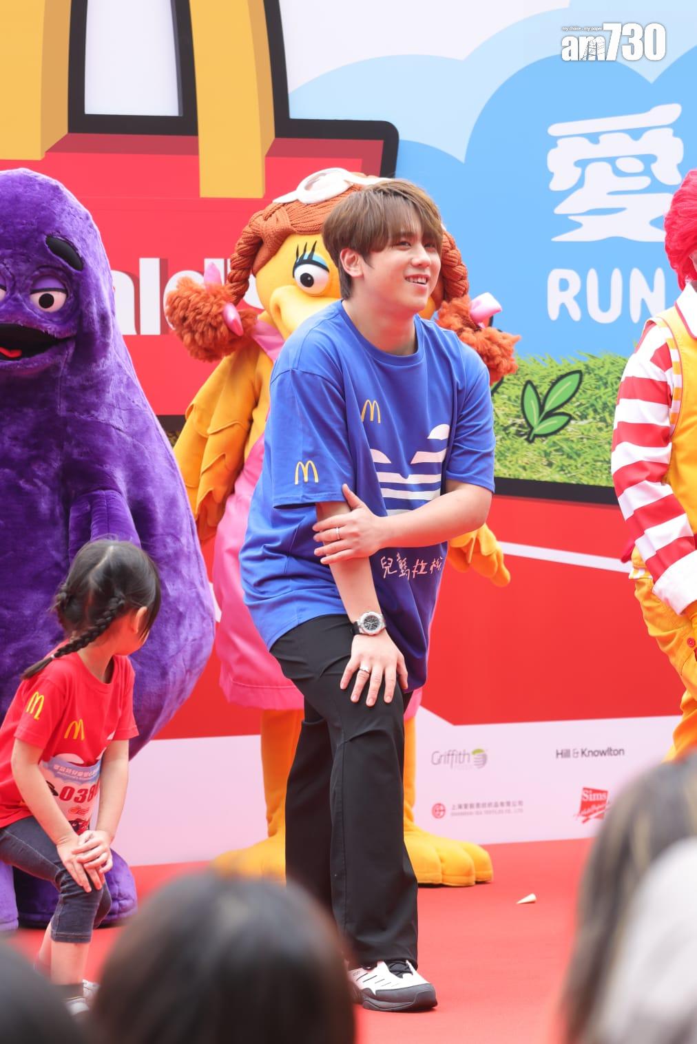 姜濤帶領小朋友拉拉筋。(吳康琦攝)