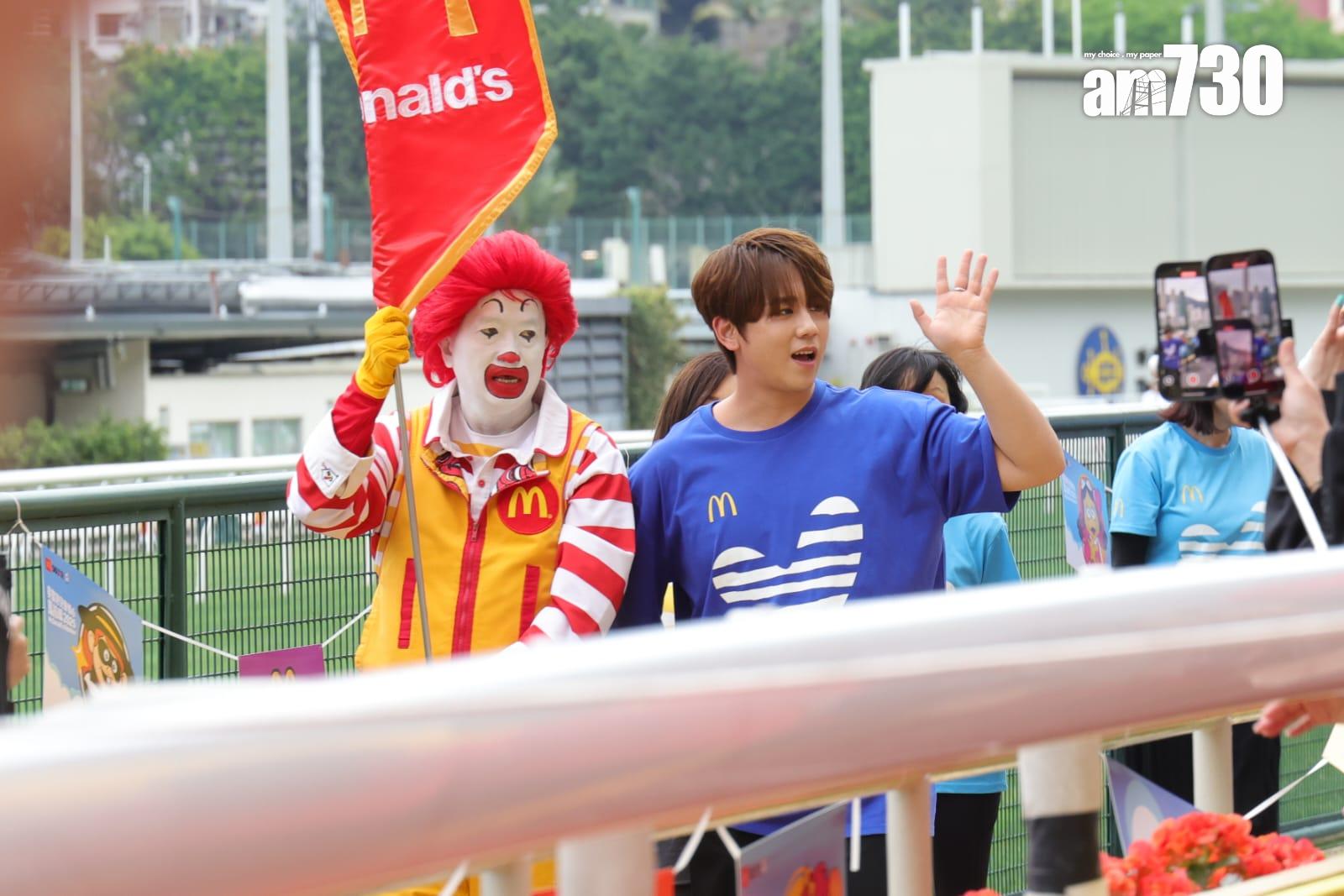 姜濤主持愛心兒童馬拉松起步儀式。(吳康琦攝)