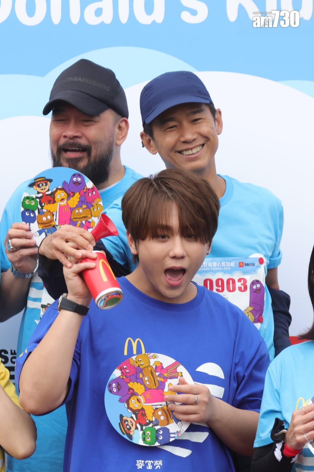 姜濤主持愛心兒童馬拉松起步儀式。(吳康琦攝)