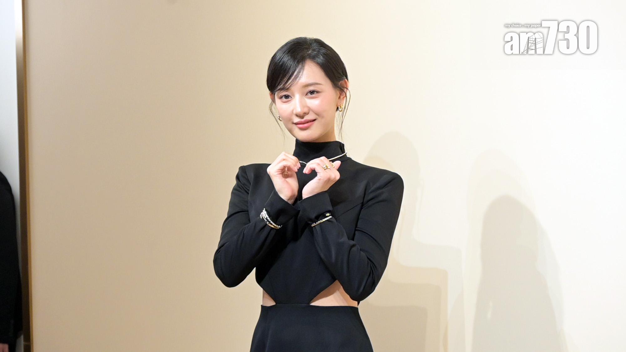 金智媛應在場記者要求不停做出多款心心手勢。(娛樂組攝)