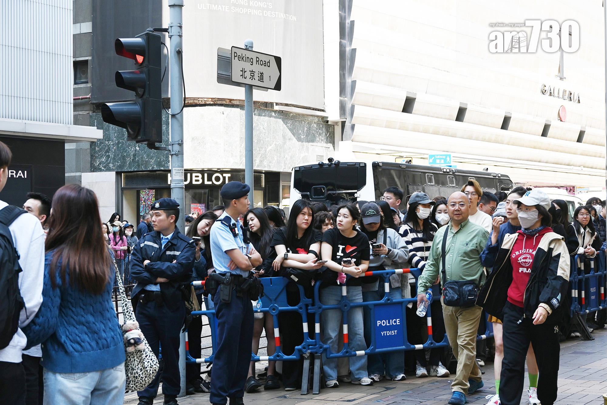 尖沙咀的街道迫滿想一睹金智媛fans的人。(娛樂組攝)